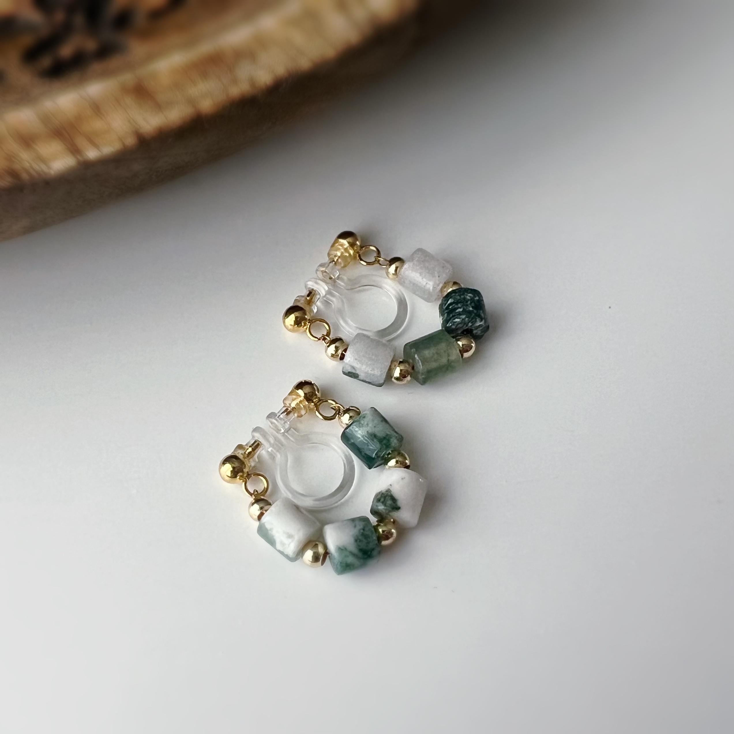 Boucles d'oreilles clip élégantes Perles cylindriques pierres vert blanc Perles gravées dorées /argentées. Confortable look raffiné naturel