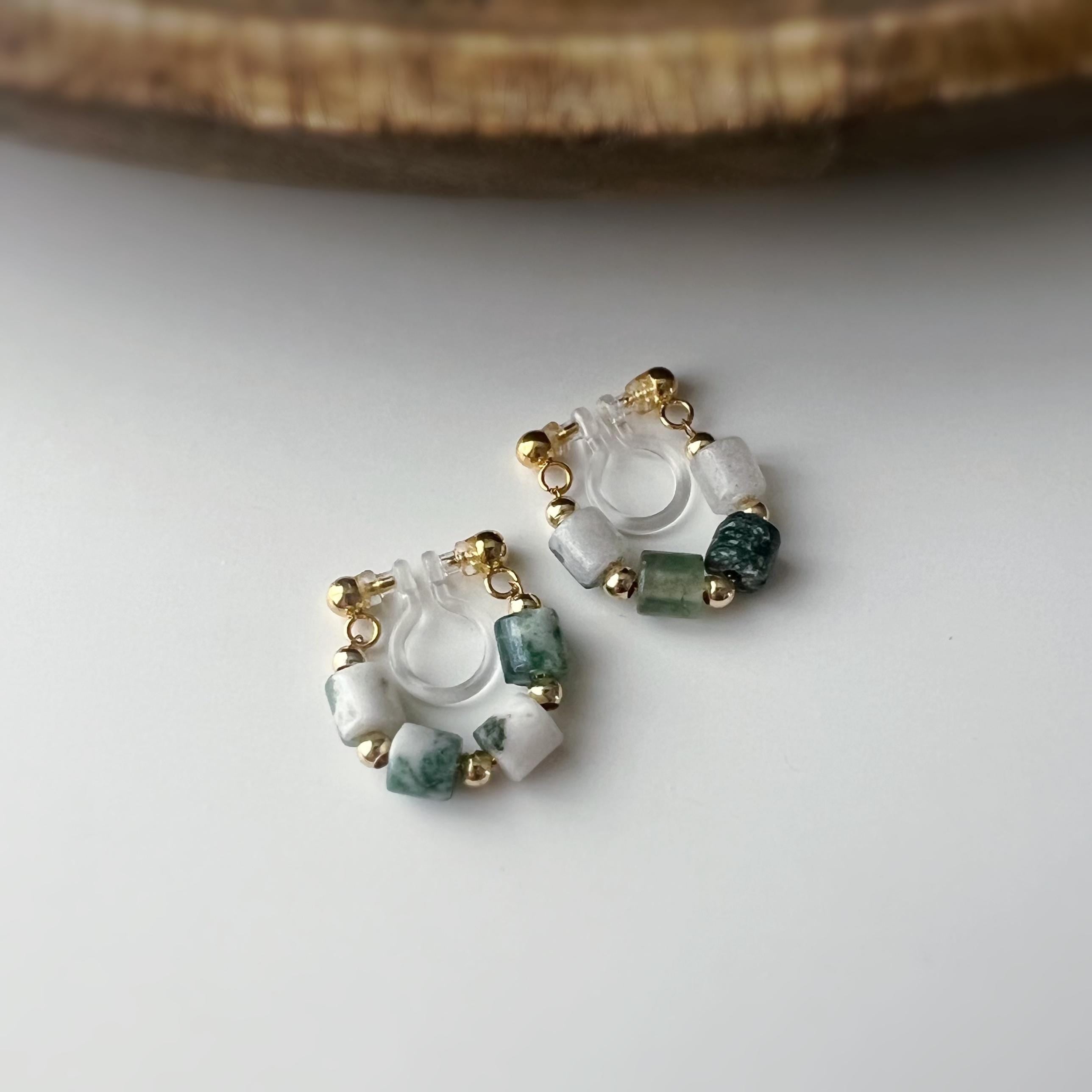 Boucles d'oreilles clip élégantes Perles cylindriques pierres vert blanc Perles gravées dorées /argentées. Confortable look raffiné naturel