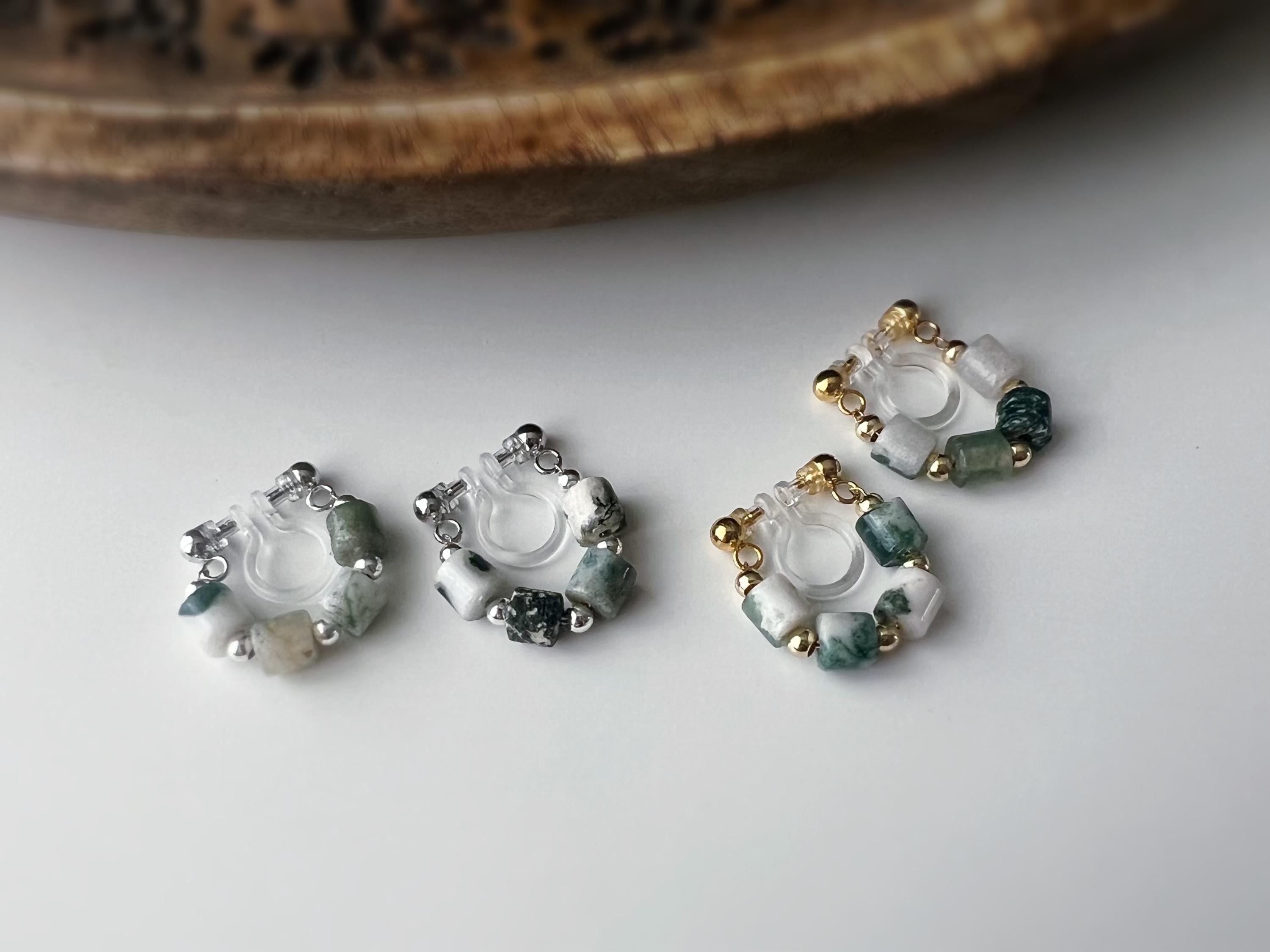 Boucles d'oreilles clip élégantes Perles cylindriques pierres vert blanc Perles gravées dorées /argentées. Confortable look raffiné naturel