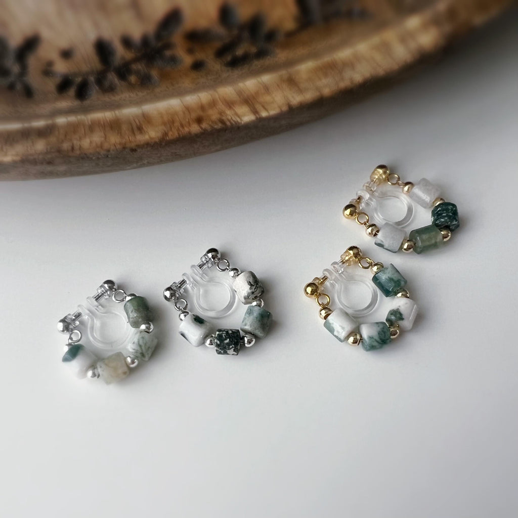 Boucles d'oreilles clip élégantes Perles cylindriques pierres vert blanc Perles gravées dorées /argentées. Confortable look raffiné naturel