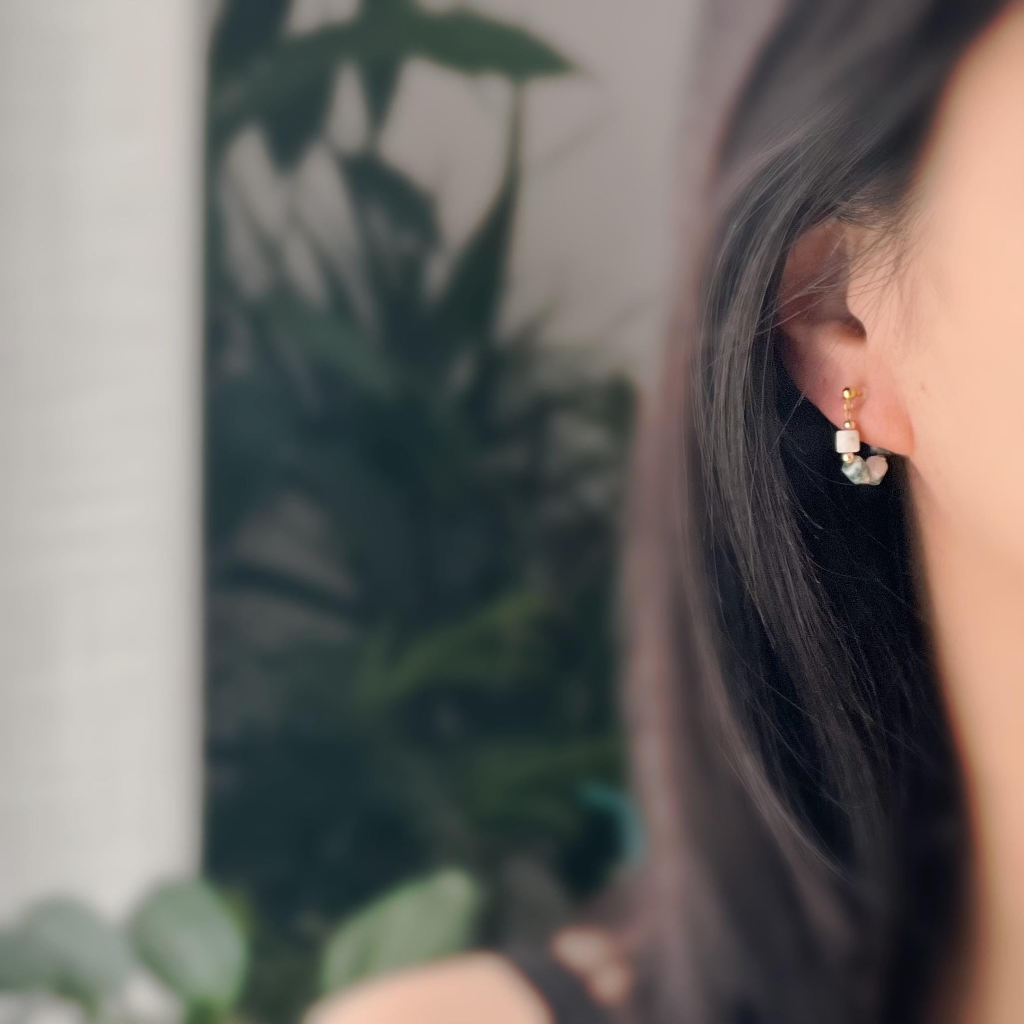 Boucles d'oreilles clip élégantes Perles cylindriques pierres vert blanc Perles gravées dorées /argentées. Confortable look raffiné naturel