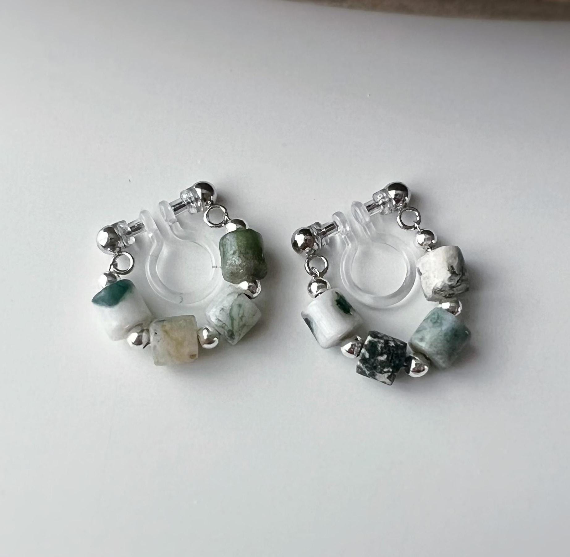 Boucles d'oreilles clip élégantes Perles cylindriques pierres vert blanc Perles gravées dorées /argentées. Confortable look raffiné naturel