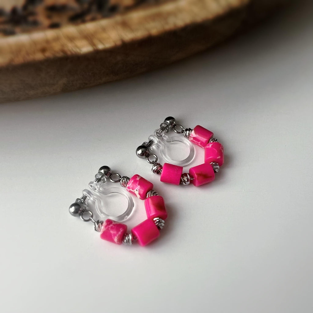 Boucles d'oreilles clip élégantes Perles cylindriques pierres rose fluo blanc Perle gravée dorée /argentée. Confortable look raffiné naturel