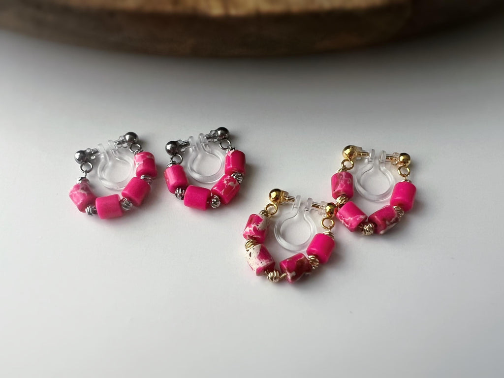 Boucles d'oreilles clip élégantes Perles cylindriques pierres rose fluo blanc Perle gravée dorée /argentée. Confortable look raffiné naturel