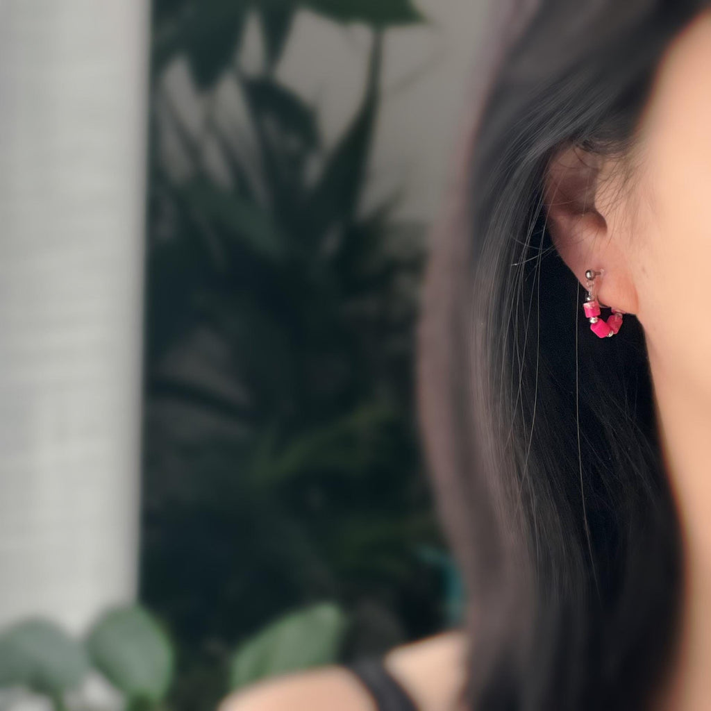 Boucles d'oreilles clip élégantes Perles cylindriques pierres rose fluo blanc Perle gravée dorée /argentée. Confortable look raffiné naturel