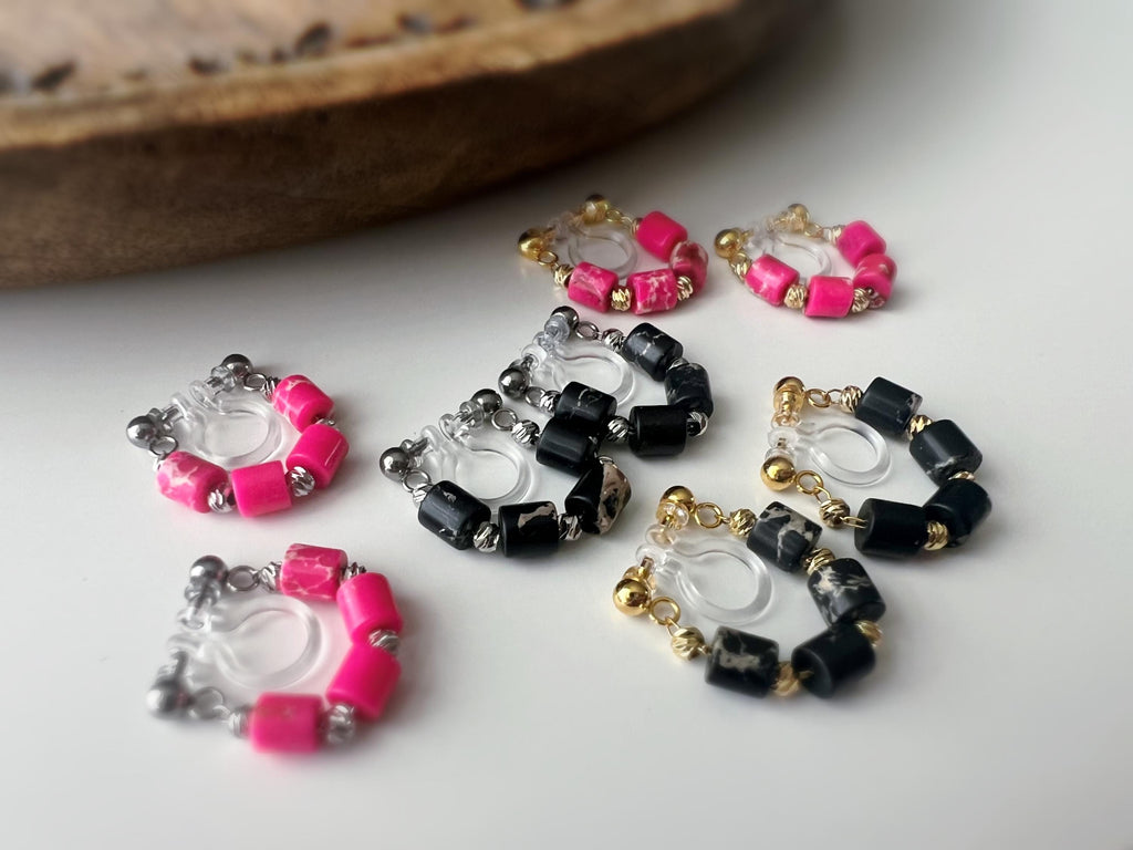 Boucles d'oreilles clip élégantes Perles cylindriques pierres rose fluo blanc Perle gravée dorée /argentée. Confortable look raffiné naturel