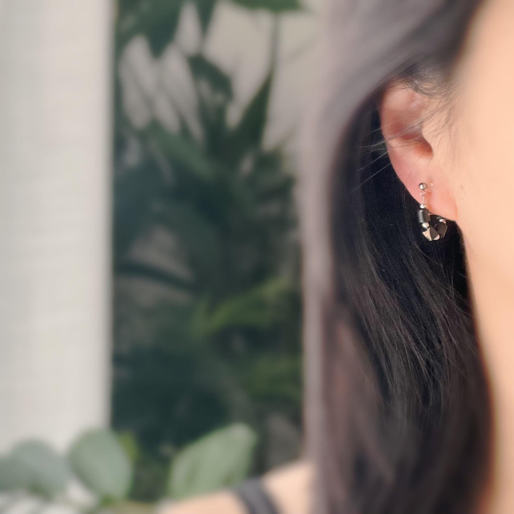 Boucles d'oreilles clip élégantes Perles cylindriques pierres noir blanc Perle gravée dorée /argentée. Confortable look raffiné naturel