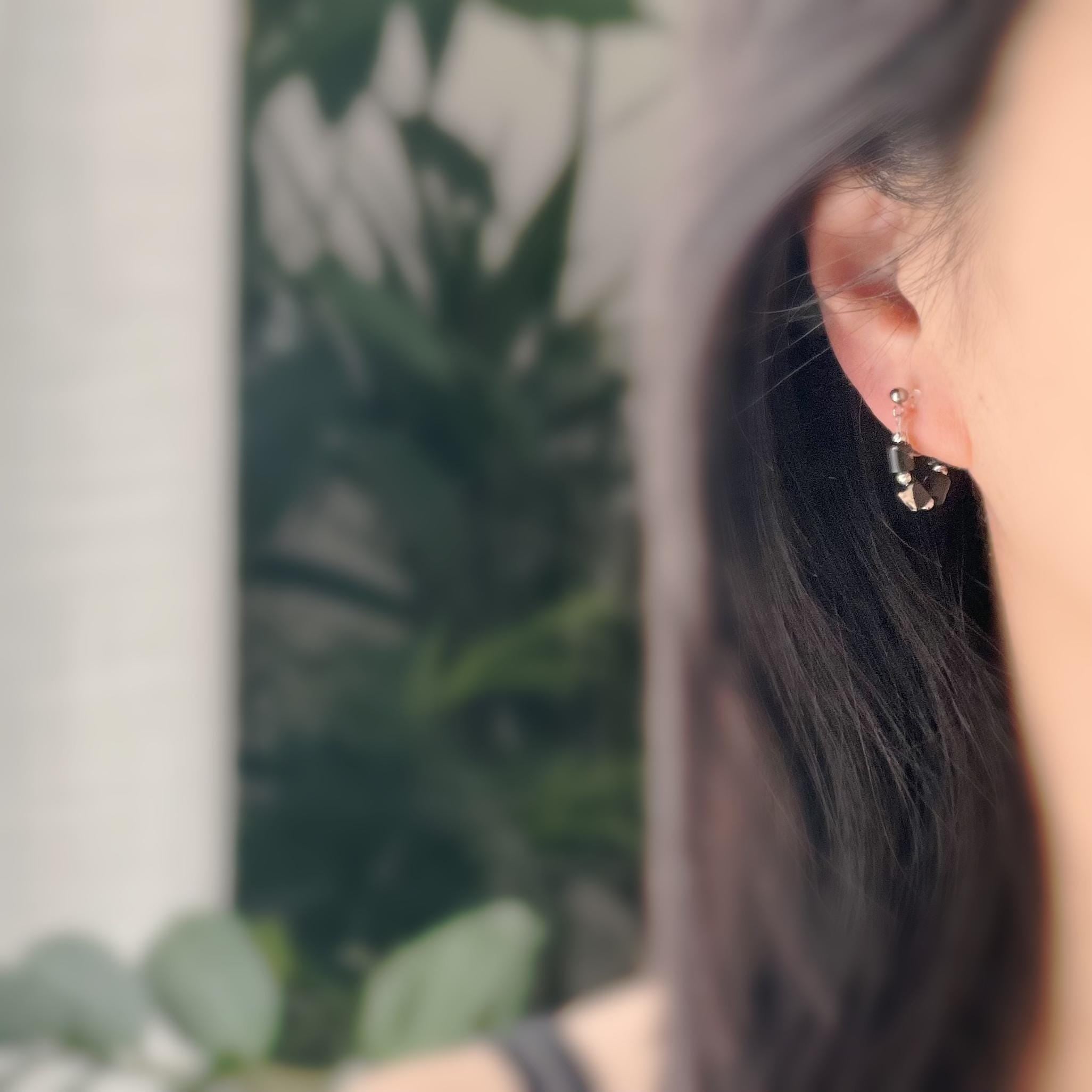 Boucles d'oreilles clip élégantes Perles cylindriques pierres noir blanc Perle gravée dorée /argentée. Confortable look raffiné naturel