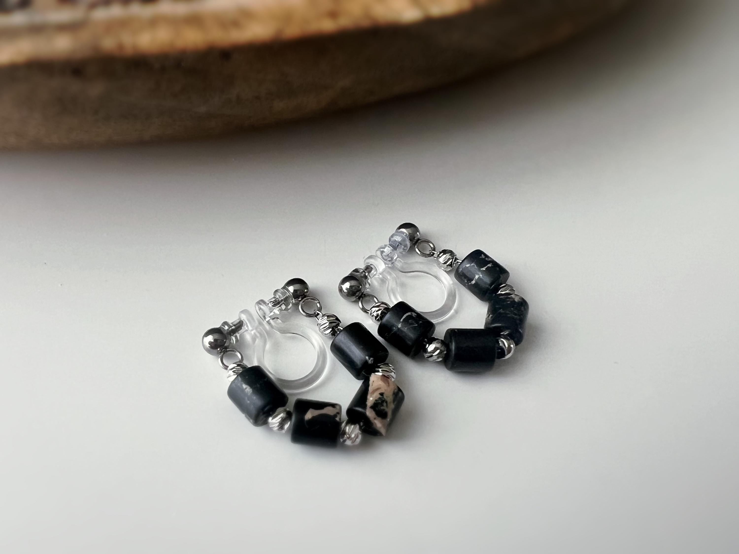 Boucles d'oreilles clip élégantes Perles cylindriques pierres noir blanc Perle gravée dorée /argentée. Confortable look raffiné naturel