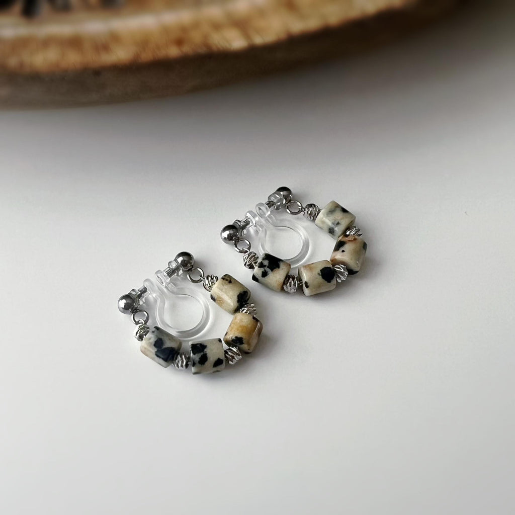 Boucles d'oreilles clip élégantes Perles cylindriques pierres dalmate blanc Perle gravée dorée /argentée. Confortable look raffiné naturel