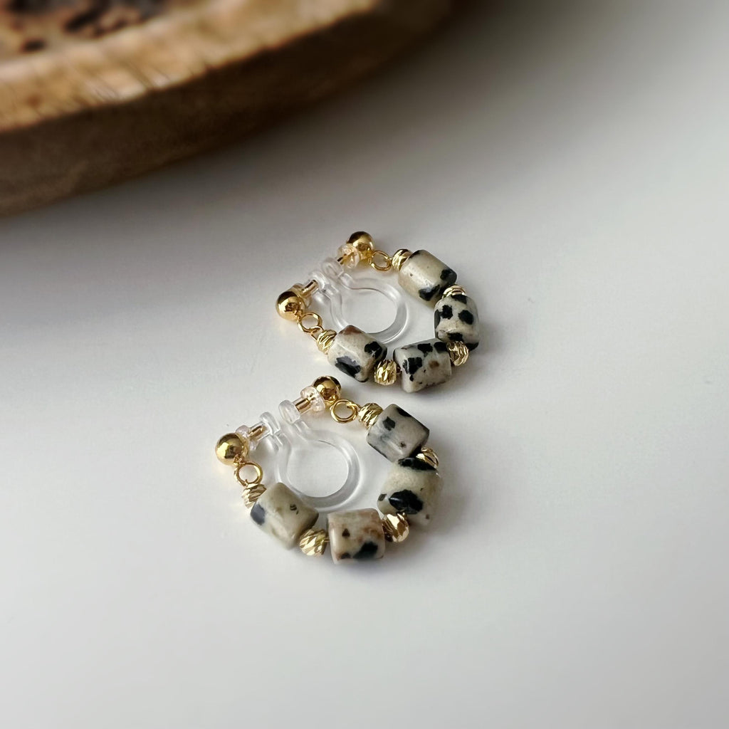 Boucles d'oreilles clip élégantes Perles cylindriques pierres dalmate blanc Perle gravée dorée /argentée. Confortable look raffiné naturel