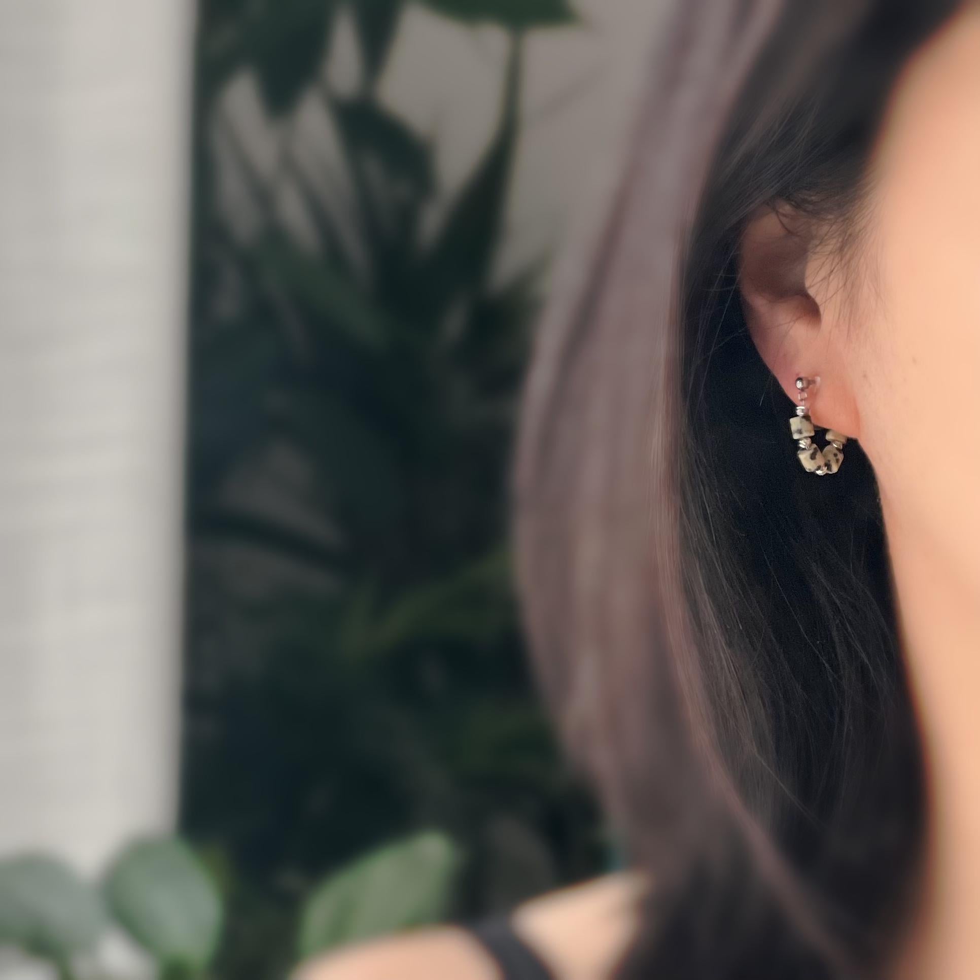 Boucles d'oreilles clip élégantes Perles cylindriques pierres dalmate blanc Perle gravée dorée /argentée. Confortable look raffiné naturel