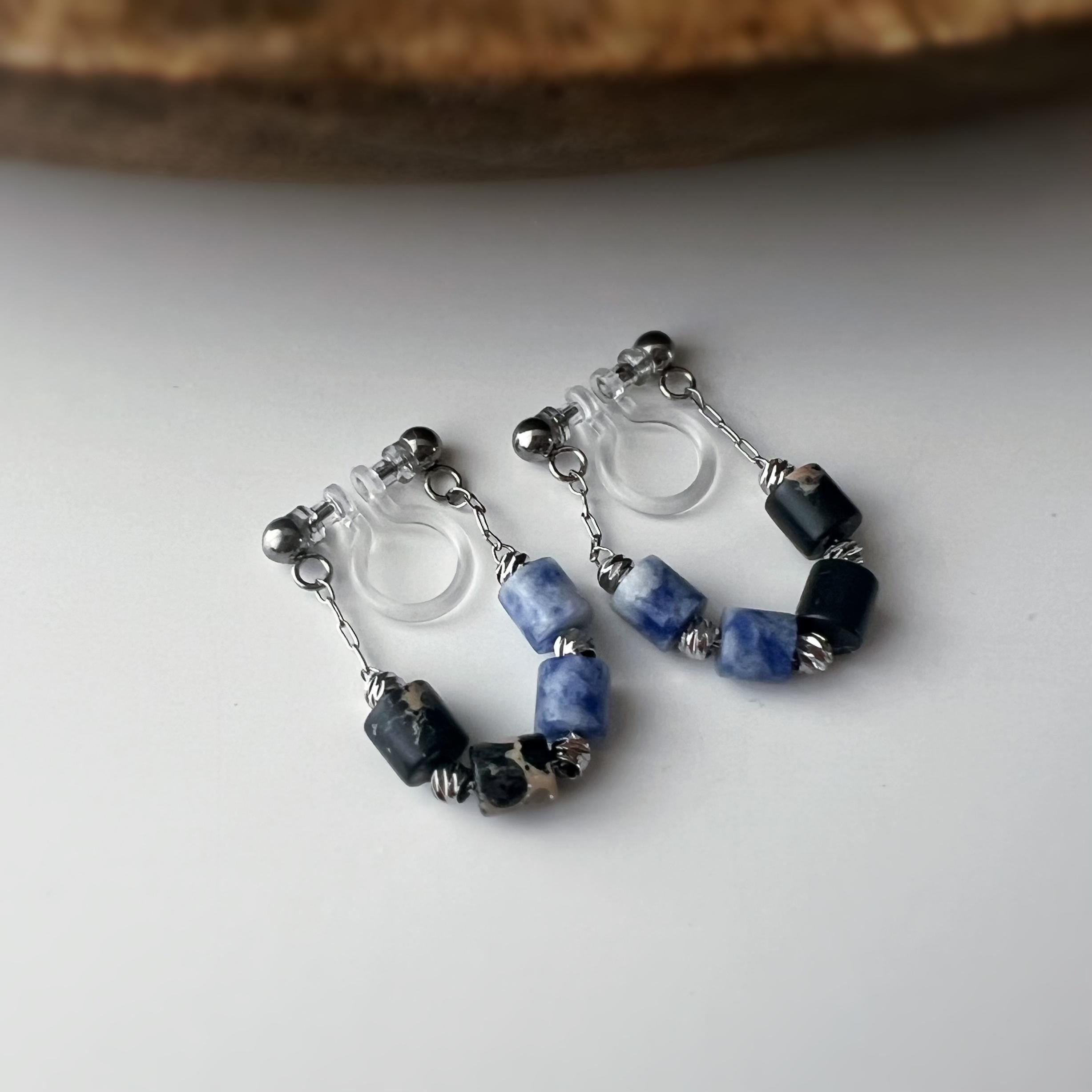 Boucles d'oreilles clip élégantes Perles cylindriques pierres noir bleu Mini perle gravée dorée /argentée. Confortable look raffiné naturel