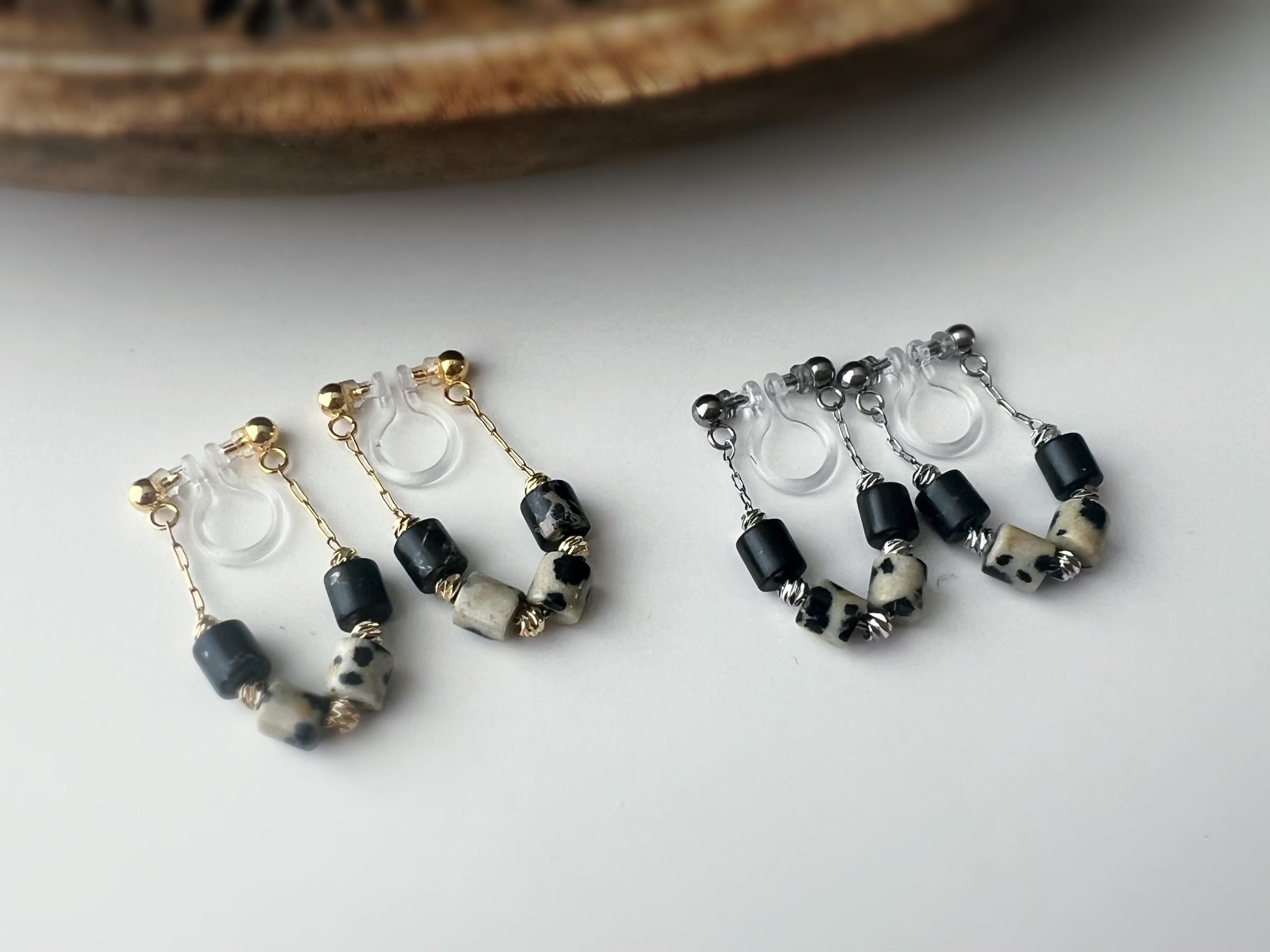 Boucles d'oreilles clip élégantes Perles cylindriques pierres noir blanc Mini perle gravée dorée /argentée. Confortable look raffiné naturel