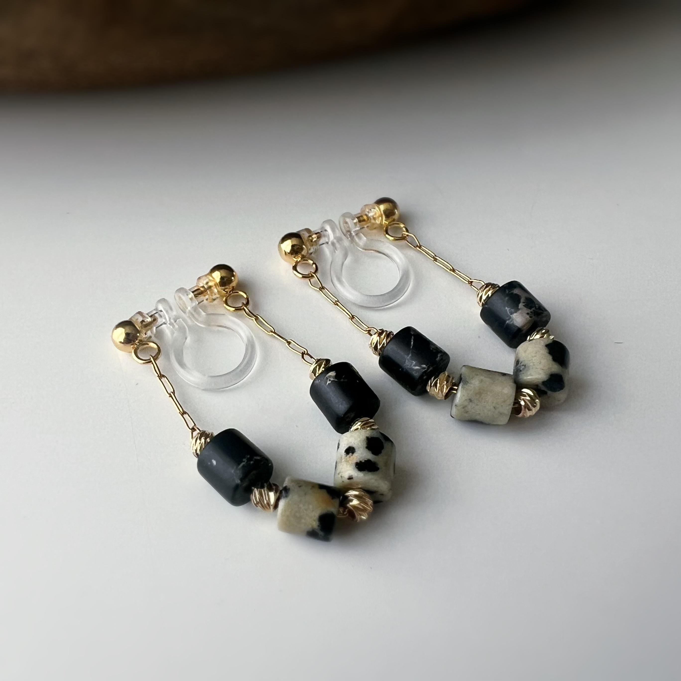 Boucles d'oreilles clip élégantes Perles cylindriques pierres noir blanc Mini perle gravée dorée /argentée. Confortable look raffiné naturel