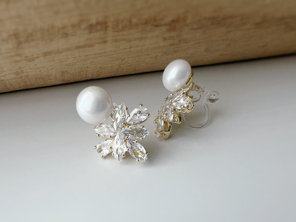 Clips d'oreilles élégants avec perles et cristaux en forme de fleur/ feuille. Un design raffiné, idéal pour une touche sophistiquée