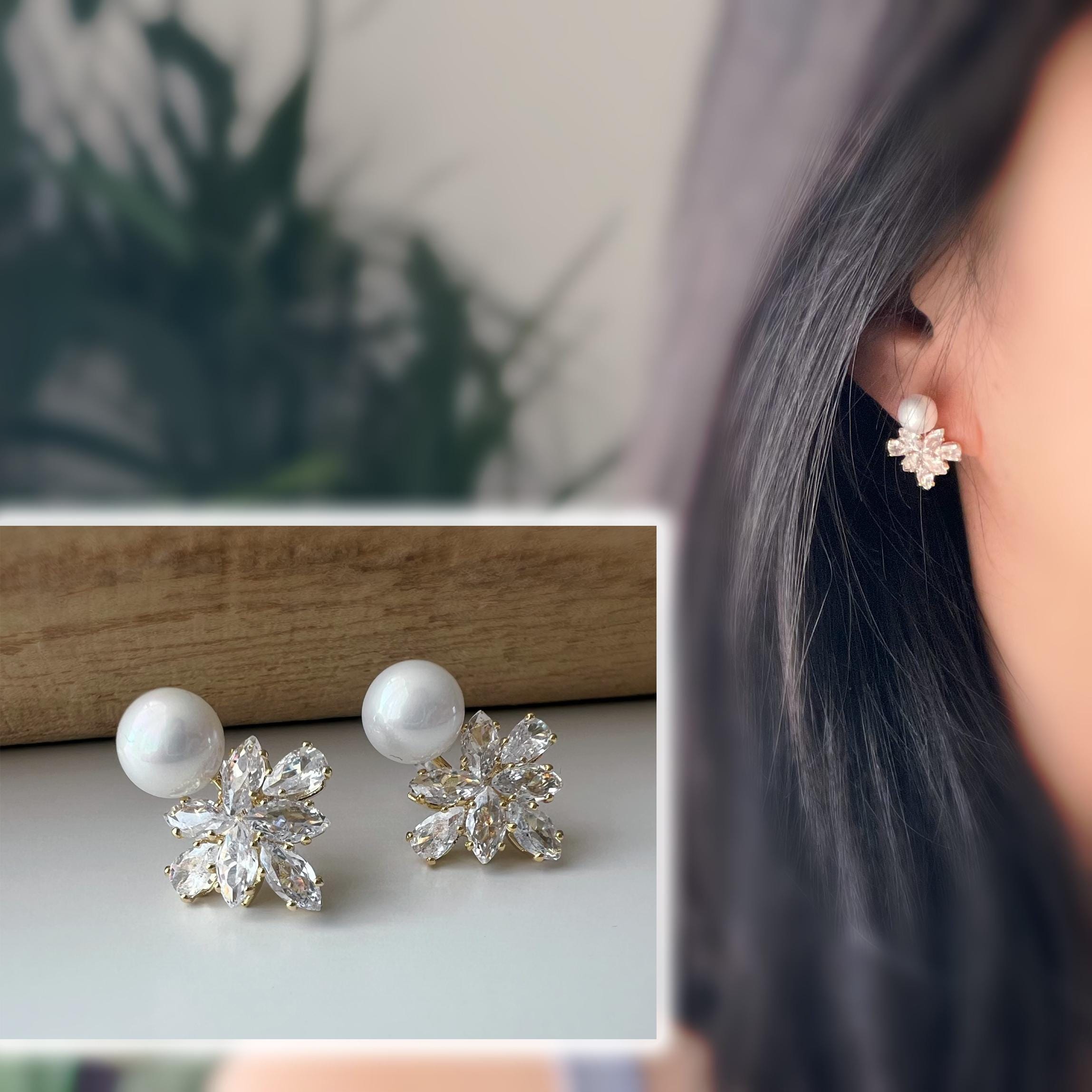 Clips d'oreilles élégants avec perles et cristaux en forme de fleur/ feuille. Un design raffiné, idéal pour une touche sophistiquée