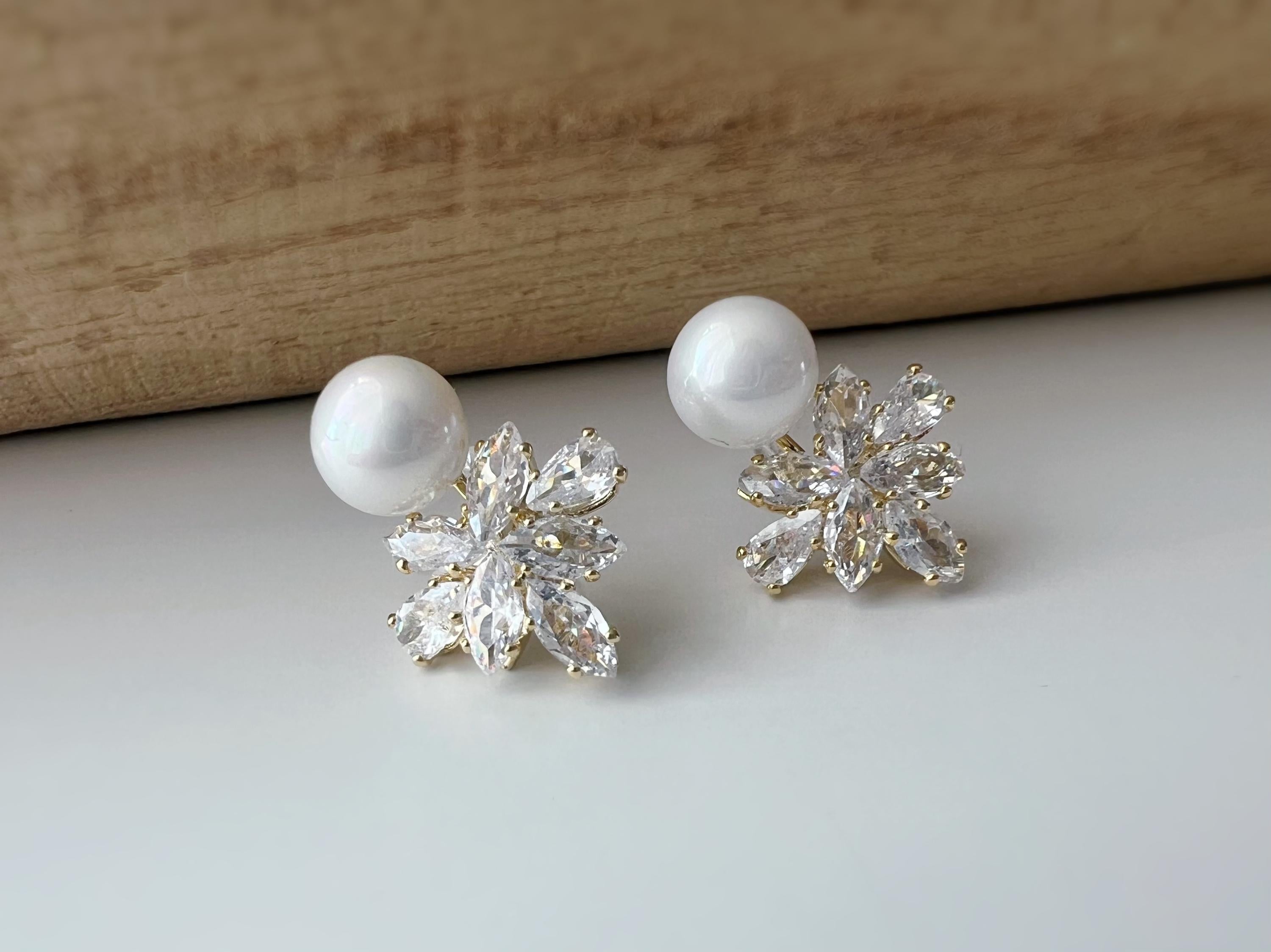 Clips d'oreilles élégants avec perles et cristaux en forme de fleur/ feuille. Un design raffiné, idéal pour une touche sophistiquée