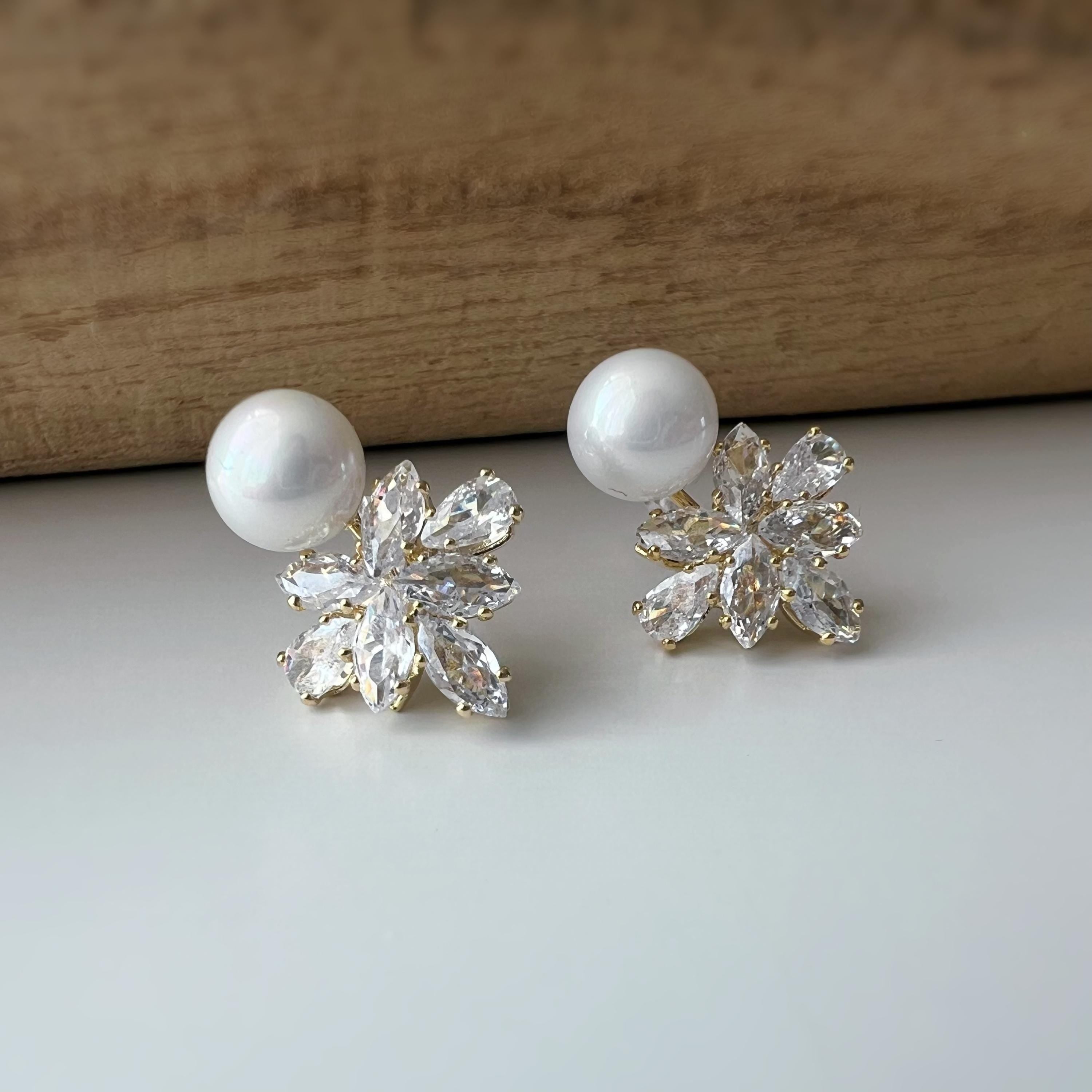 Clips d'oreilles élégants avec perles et cristaux en forme de fleur/ feuille. Un design raffiné, idéal pour une touche sophistiquée