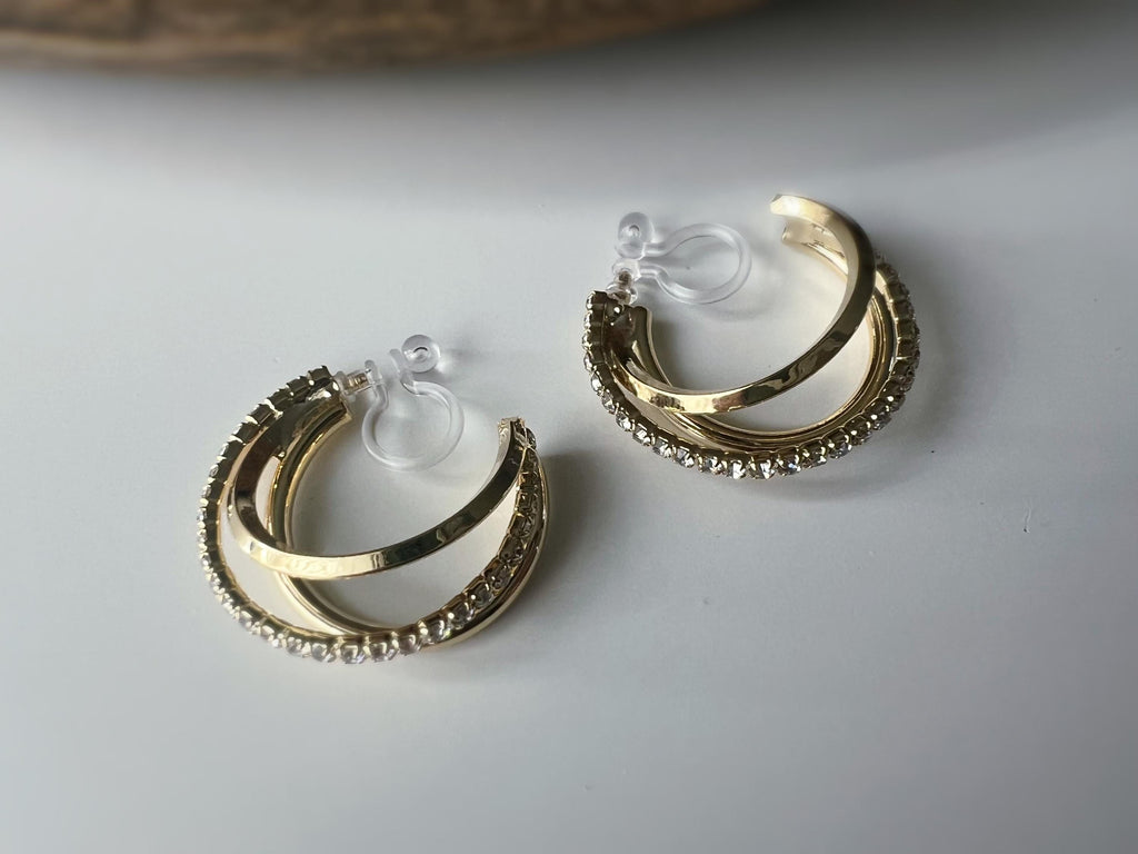 Boucles d'oreilles clip dorée triple anneau ornées strass scintillants Élégantes raffinées elles apportent une touche lumineuse sophistiquée