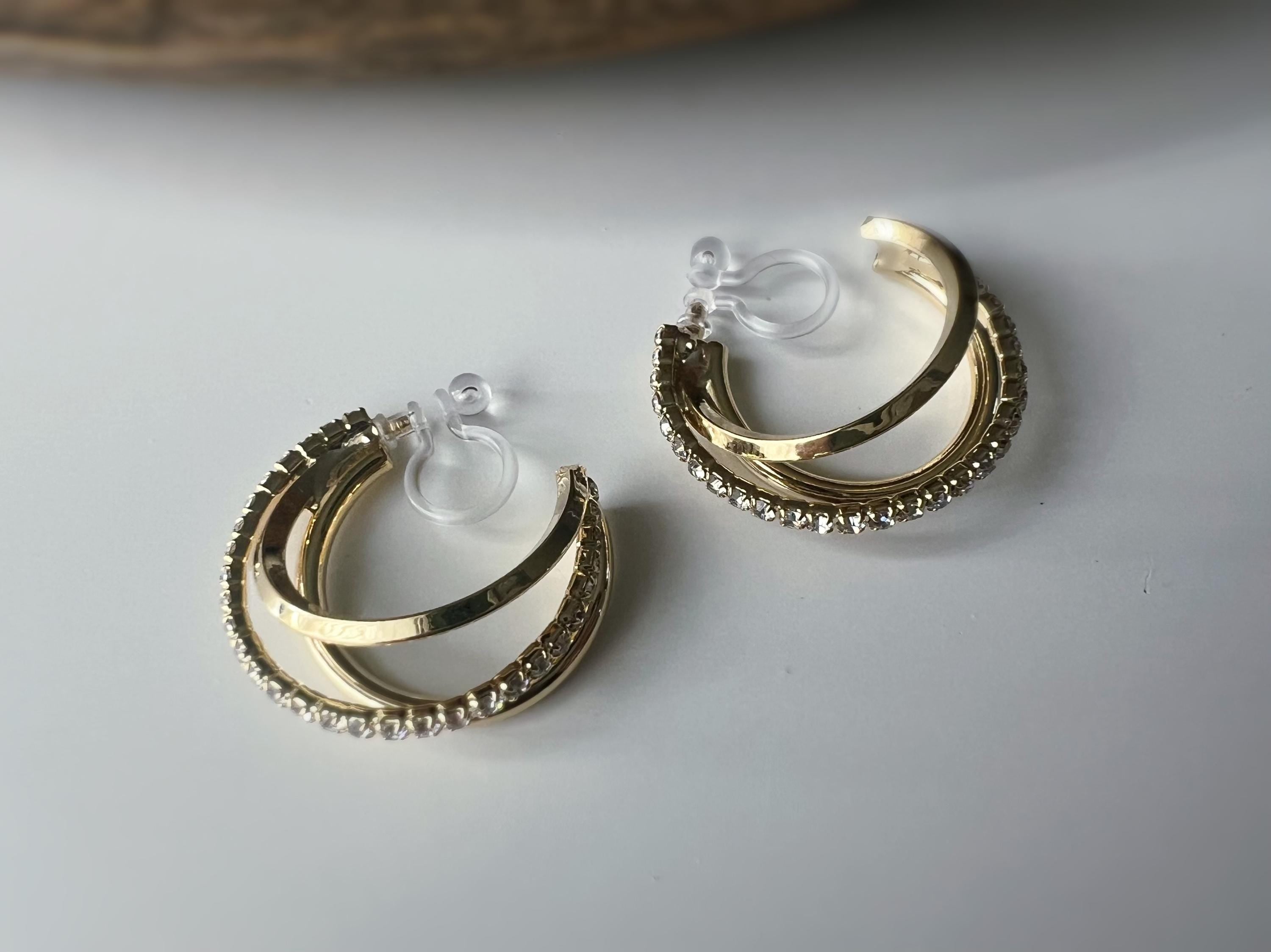 Boucles d'oreilles clip dorée triple anneau ornées strass scintillants Élégantes raffinées elles apportent une touche lumineuse sophistiquée