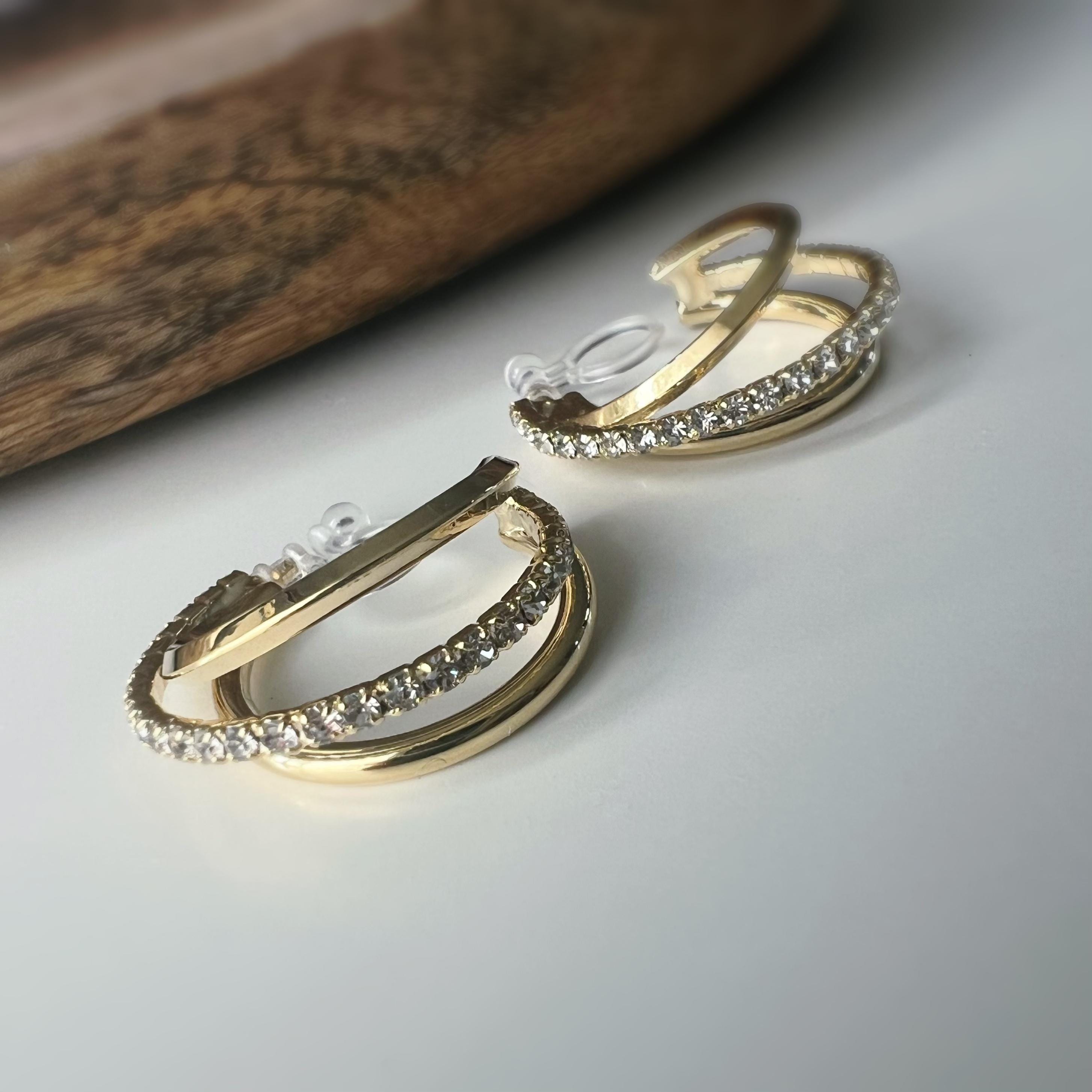 Boucles d'oreilles clip dorée triple anneau ornées strass scintillants Élégantes raffinées elles apportent une touche lumineuse sophistiquée