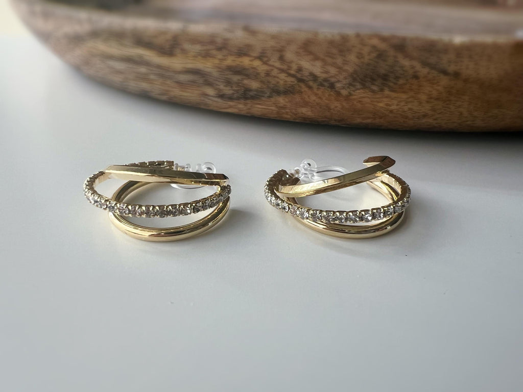 Boucles d'oreilles clip dorée triple anneau ornées strass scintillants Élégantes raffinées elles apportent une touche lumineuse sophistiquée