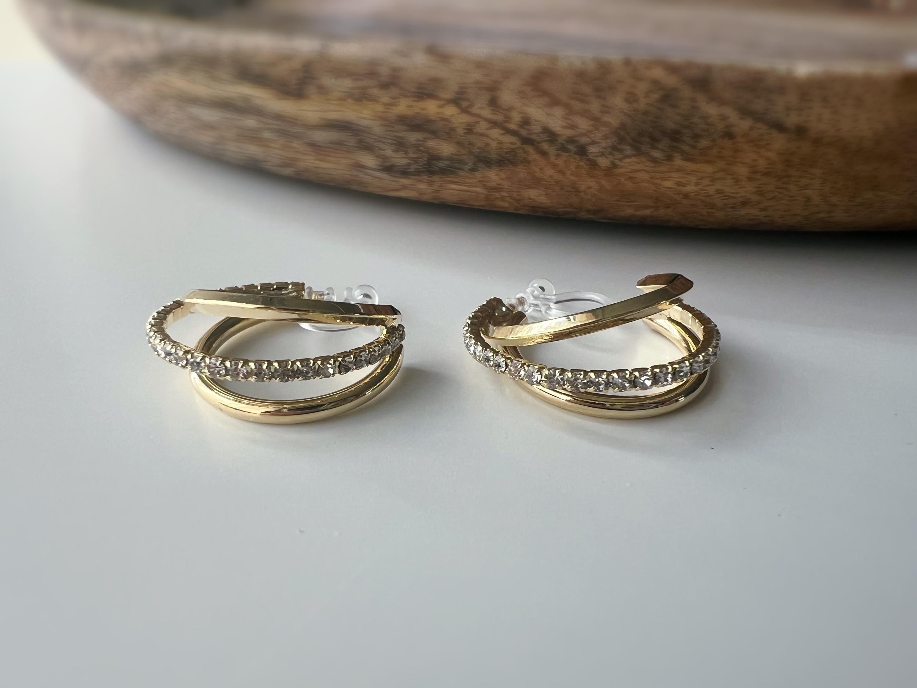 Boucles d'oreilles clip dorée triple anneau ornées strass scintillants Élégantes raffinées elles apportent une touche lumineuse sophistiquée