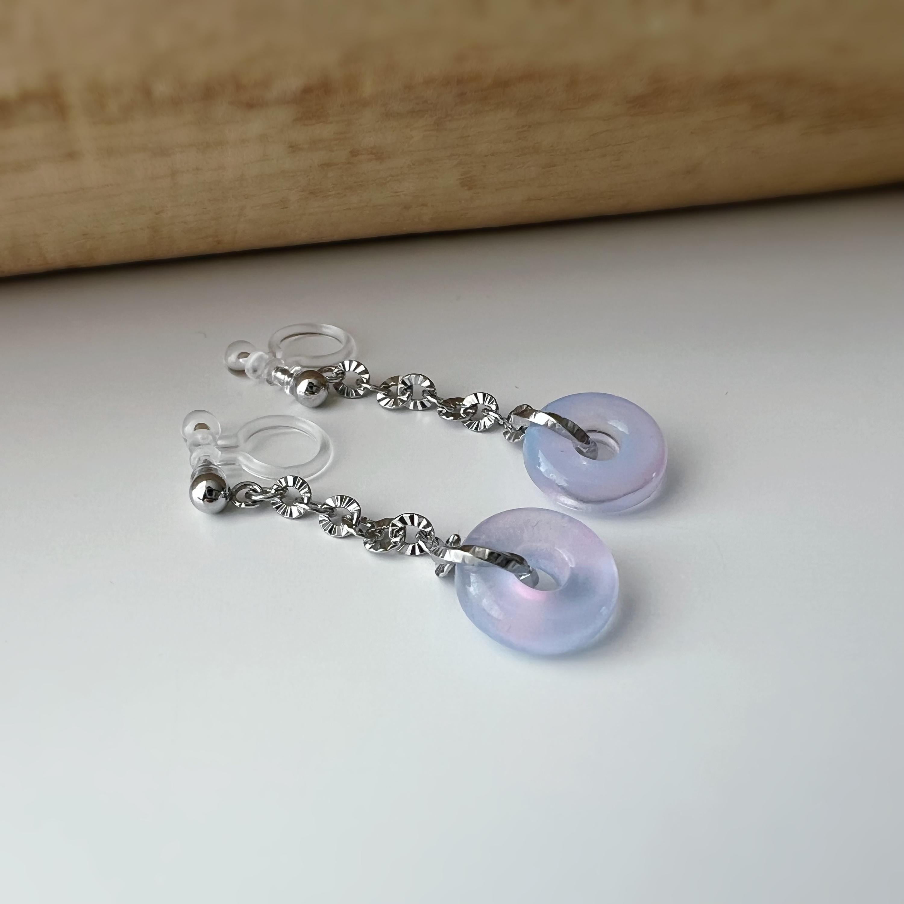 Boucles d'oreilles clips raffinées argent pendentif en verre rose bleu détails floraux Un bijou élégant et délicat pour une touche lumineuse