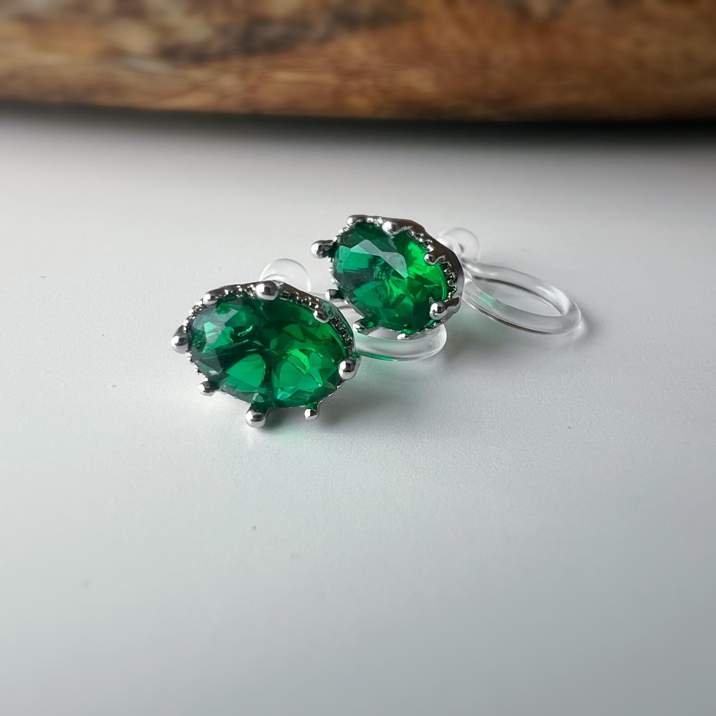 Boucles d'oreilles clips pierres vert émeraude scintillantes serties dans un cadre argenté raffiné Idéales pour une touche de sophistication