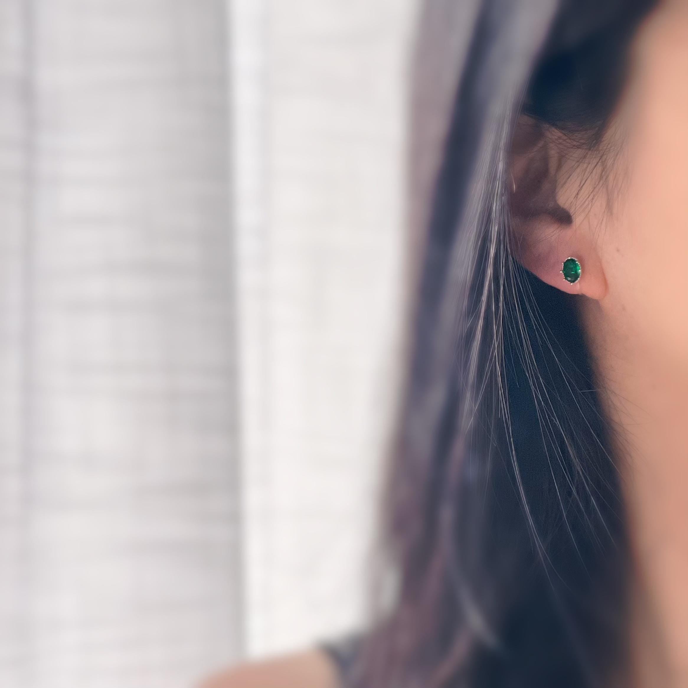 Boucles d'oreilles clips pierres vert émeraude scintillantes serties dans un cadre argenté raffiné Idéales pour une touche de sophistication