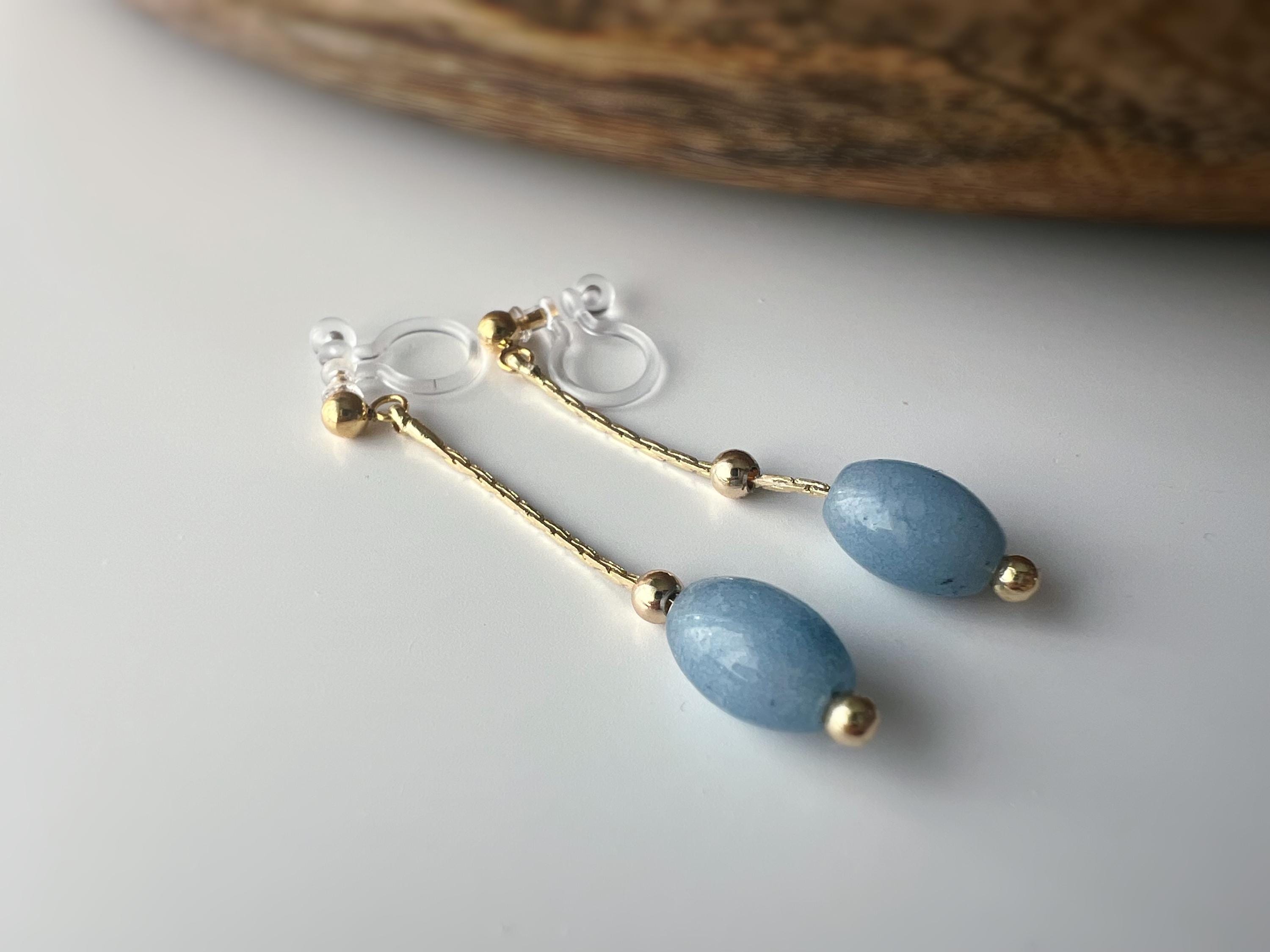 Boucles d'oreilles clips élégantes pierres naturelles bleu clair perles dorées. Design fin et minimaliste, parfait pour touche sophistiquée.