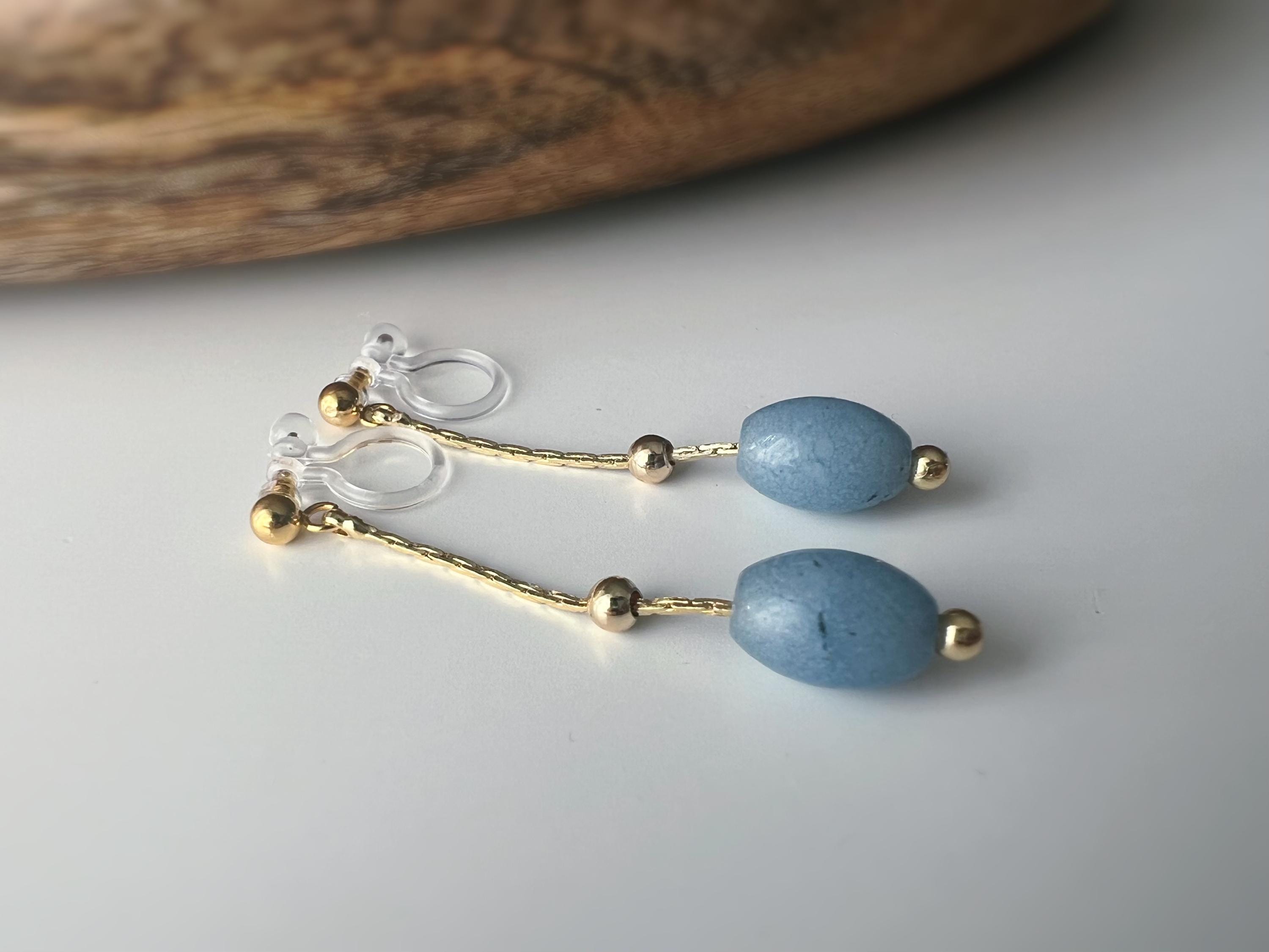 Boucles d'oreilles clips élégantes pierres naturelles bleu clair perles dorées. Design fin et minimaliste, parfait pour touche sophistiquée.