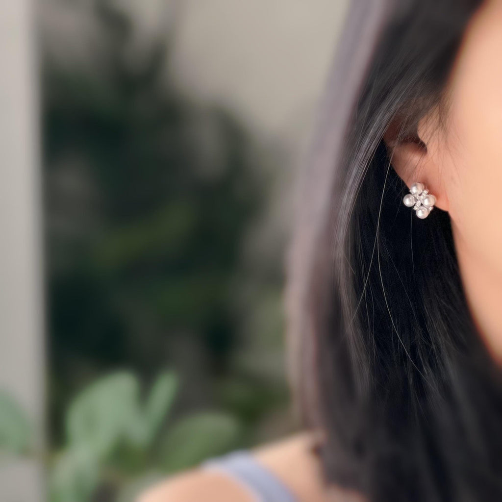 Boucles d'oreilles clips élégantes en perles et strass or/ argent. Un design raffiné en forme de fleur pour une touche chic et sophistiquée.