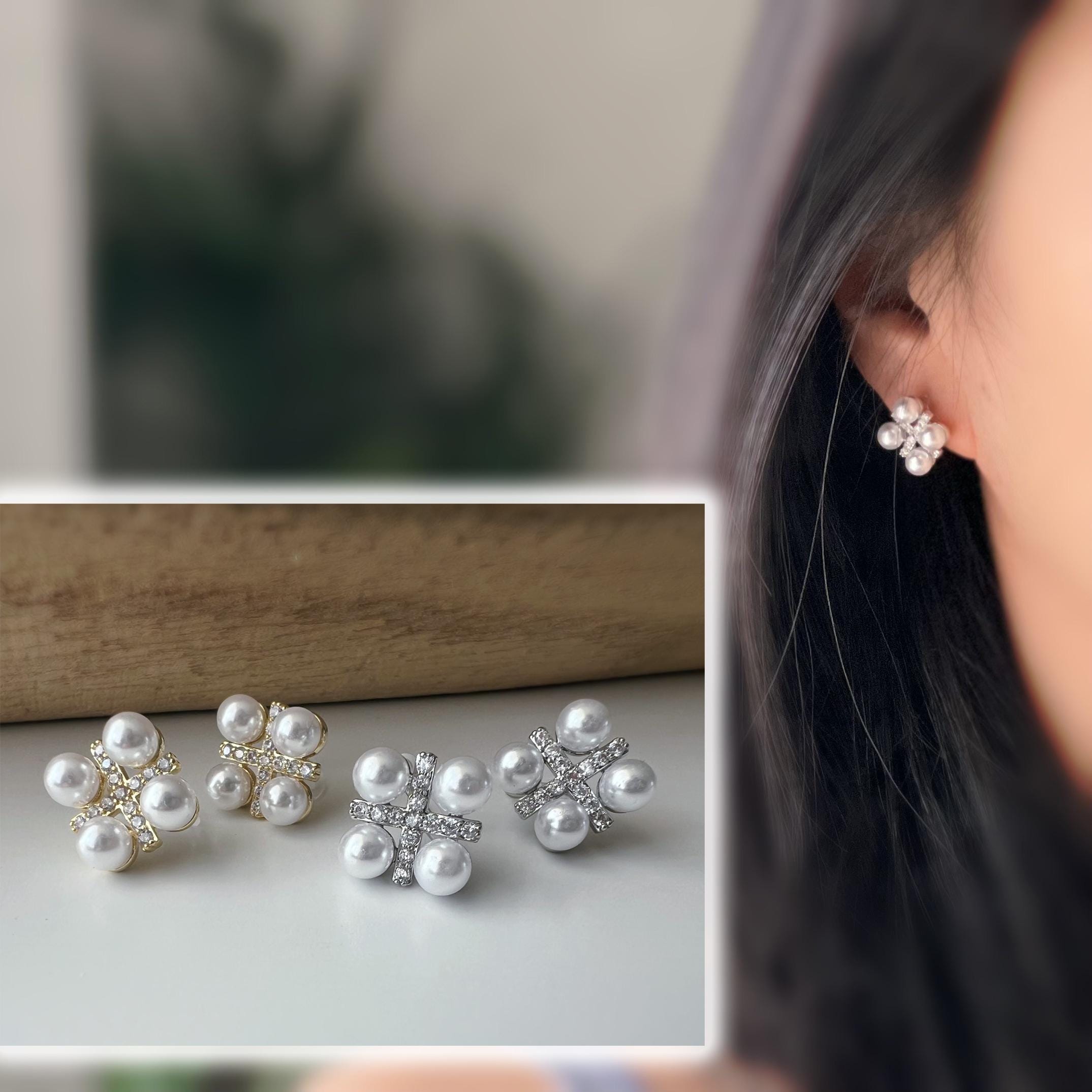 Boucles d'oreilles clips élégantes en perles et strass or/ argent. Un design raffiné en forme de fleur pour une touche chic et sophistiquée.