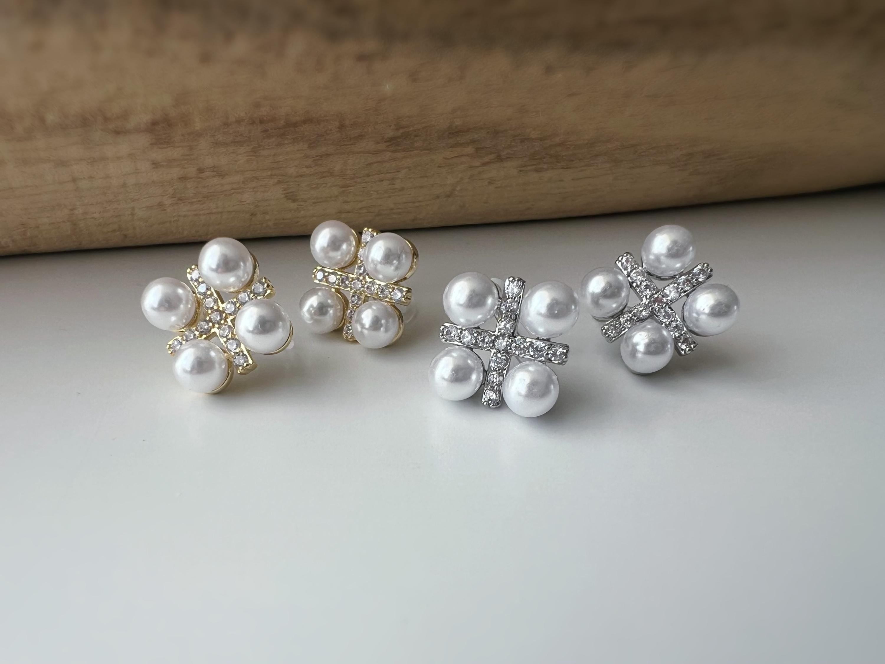 Boucles d'oreilles clips élégantes en perles et strass or/ argent. Un design raffiné en forme de fleur pour une touche chic et sophistiquée.