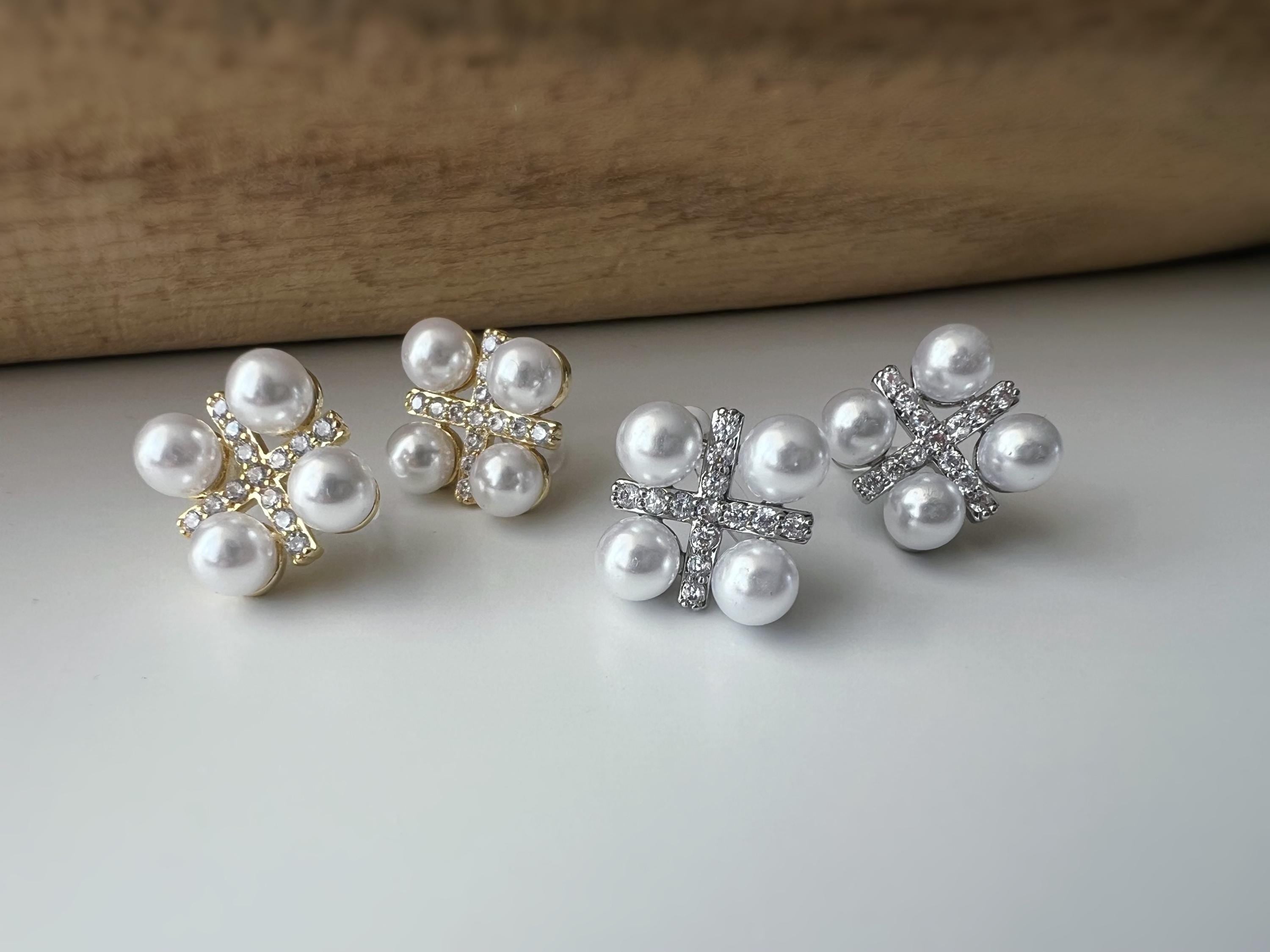 Boucles d'oreilles clips élégantes en perles et strass or/ argent. Un design raffiné en forme de fleur pour une touche chic et sophistiquée.