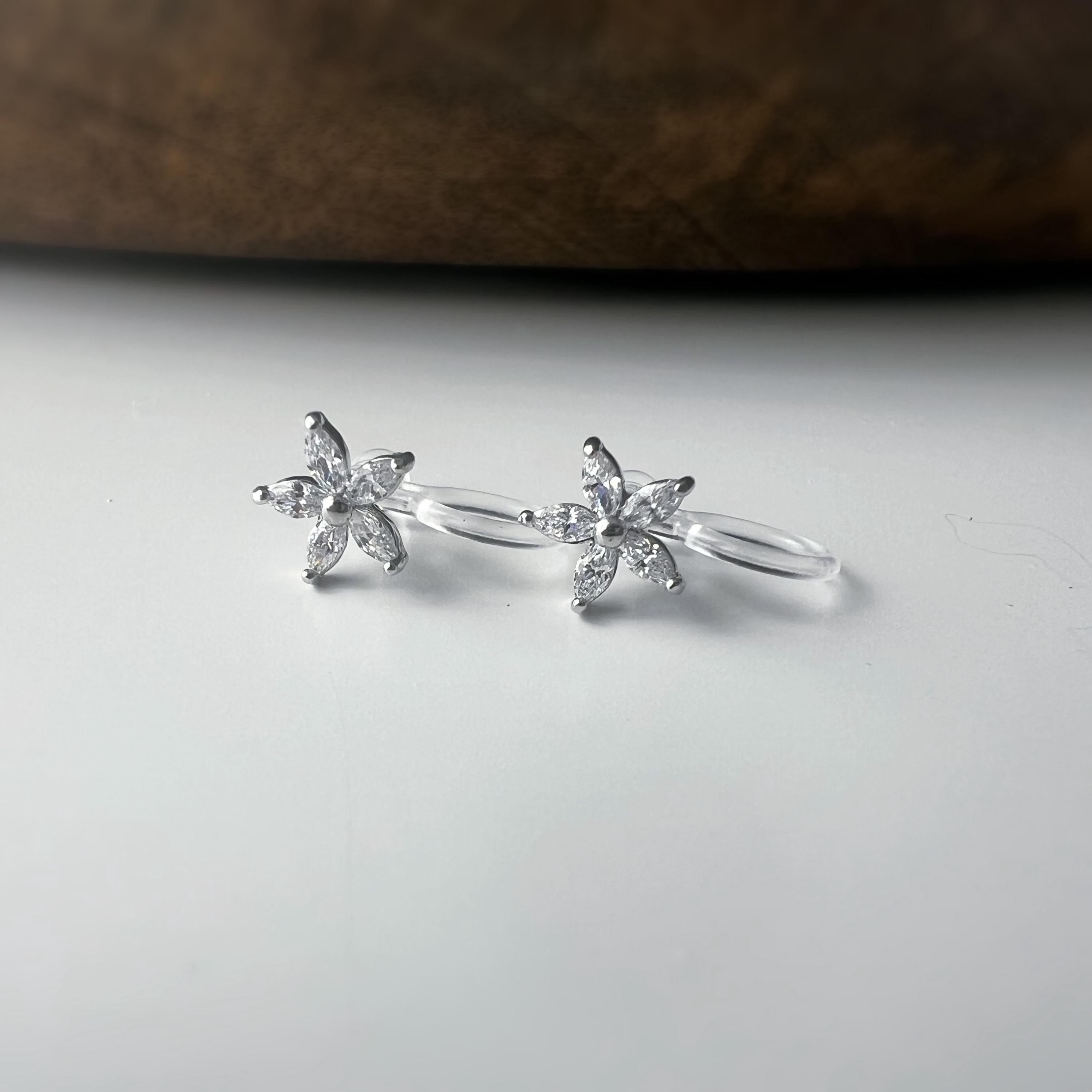 Mini Boucles d'oreilles clip fleur scintillante or/ argent/ or rose. Élégantes, elles ajoutent une touche raffinée à votre look.