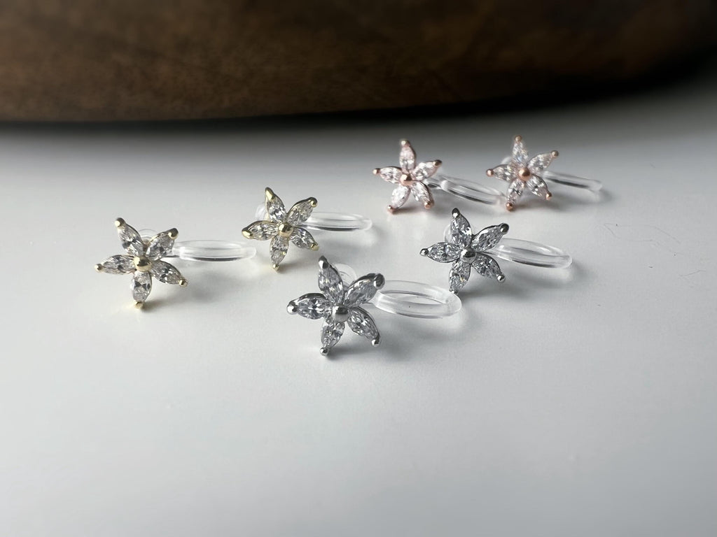 Mini Boucles d'oreilles clip fleur scintillante or/ argent/ or rose. Élégantes, elles ajoutent une touche raffinée à votre look.