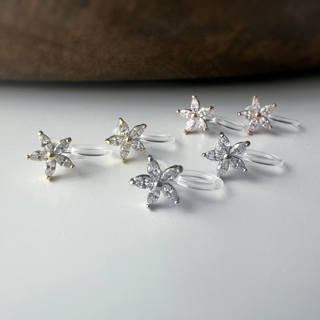 Mini Boucles d'oreilles clip fleur scintillante or/ argent/ or rose. Élégantes, elles ajoutent une touche raffinée à votre look.