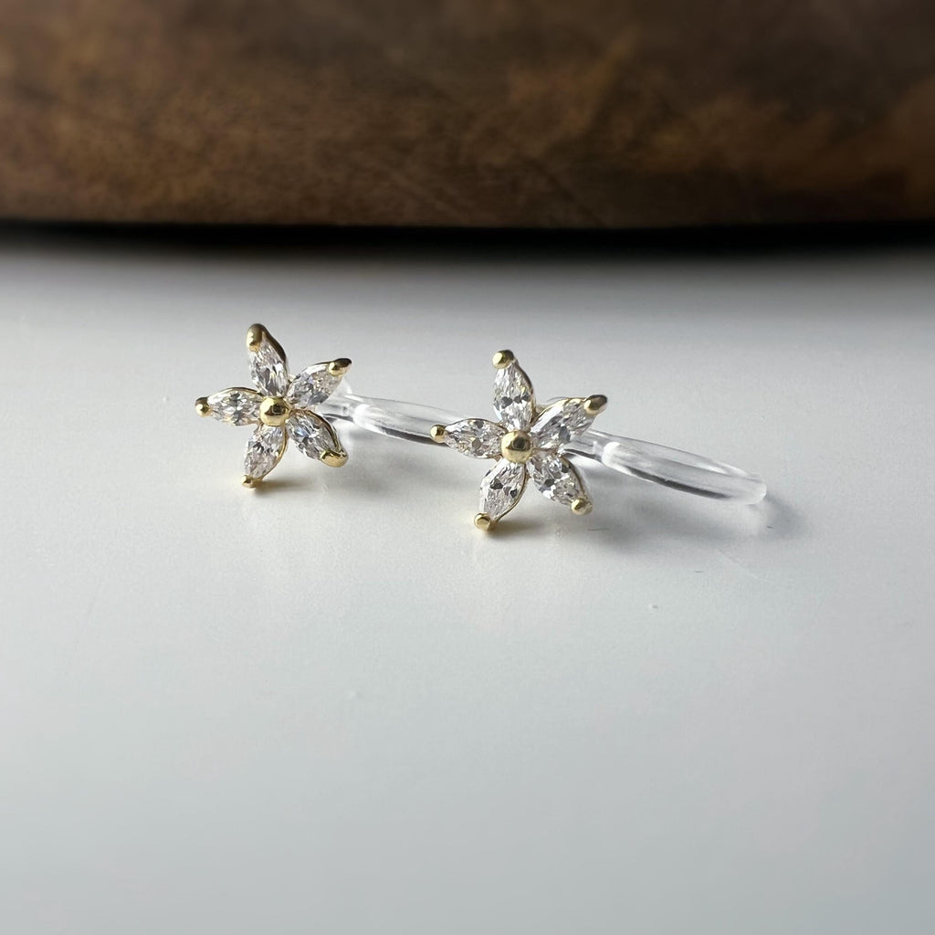 Mini Boucles d'oreilles clip fleur scintillante or/ argent/ or rose. Élégantes, elles ajoutent une touche raffinée à votre look.
