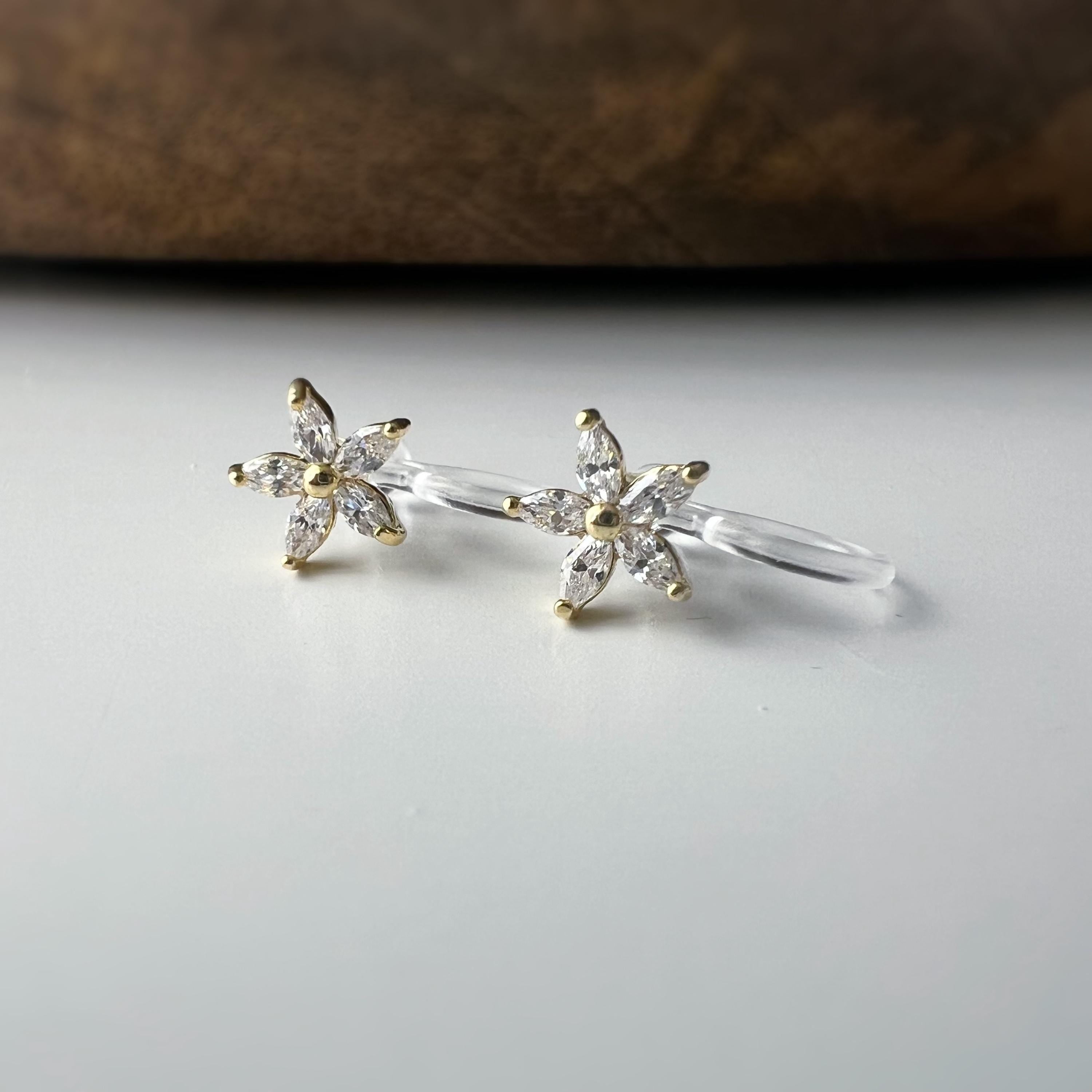 Mini Boucles d'oreilles clip fleur scintillante or/ argent/ or rose. Élégantes, elles ajoutent une touche raffinée à votre look.