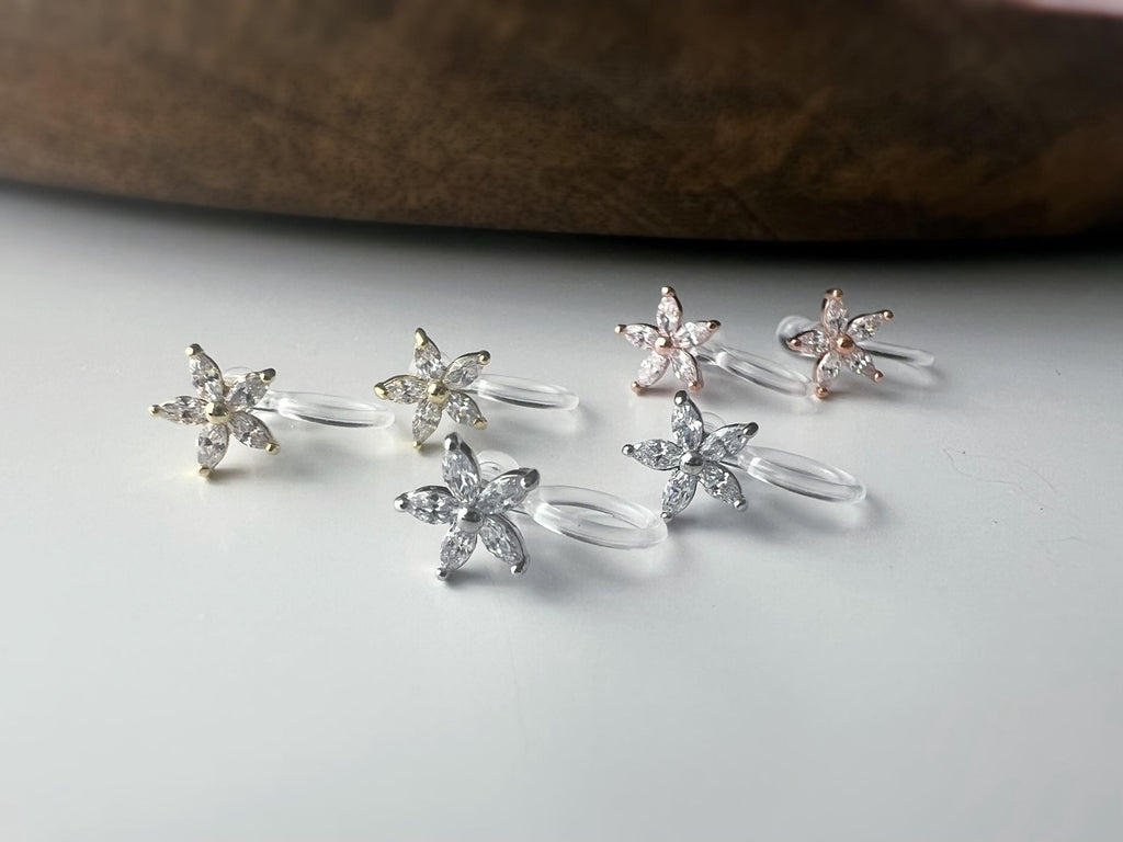 Mini Boucles d'oreilles clip fleur scintillante or/ argent/ or rose. Élégantes, elles ajoutent une touche raffinée à votre look.