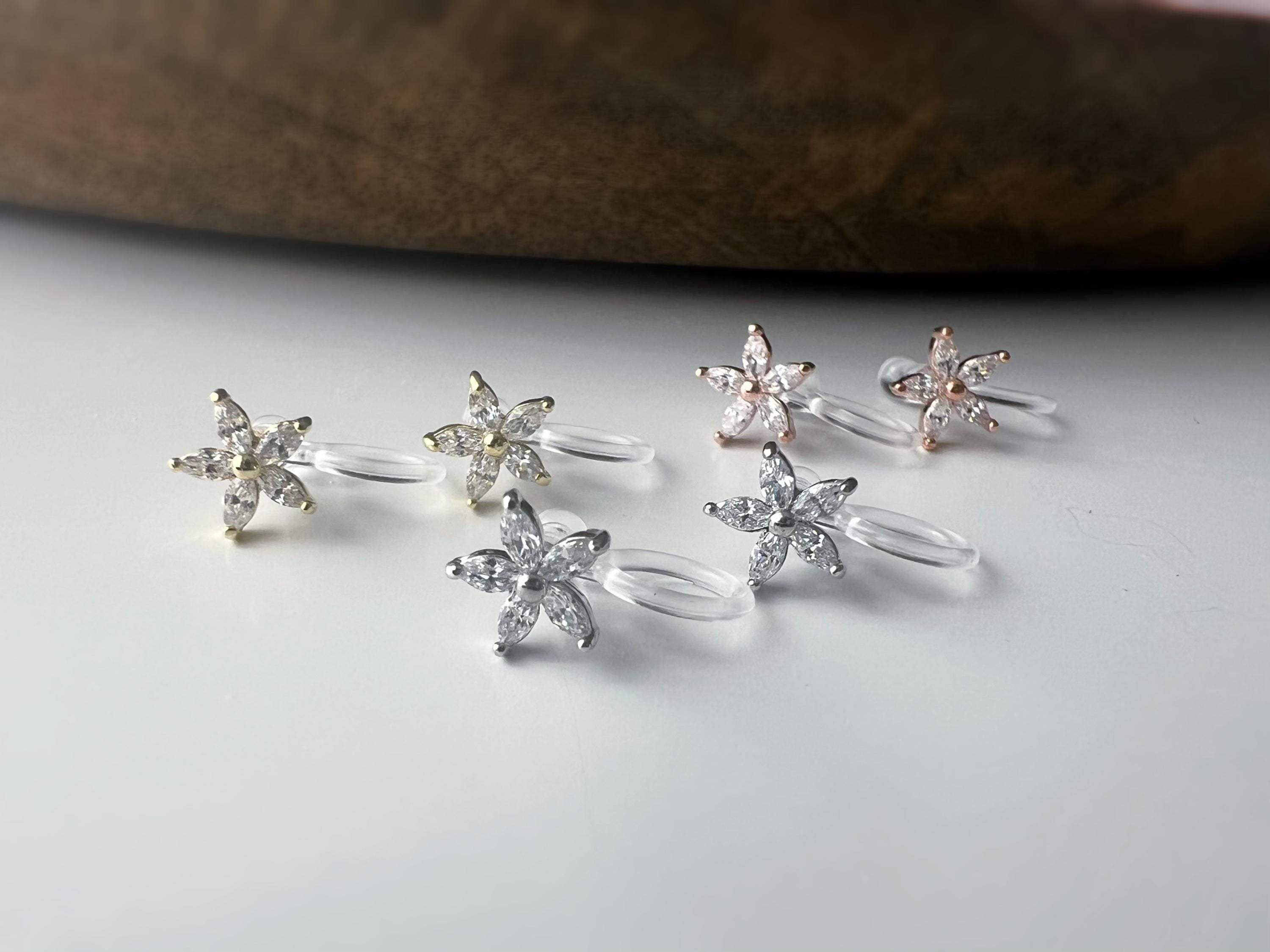 Mini Boucles d'oreilles clip fleur scintillante or/ argent/ or rose. Élégantes, elles ajoutent une touche raffinée à votre look.