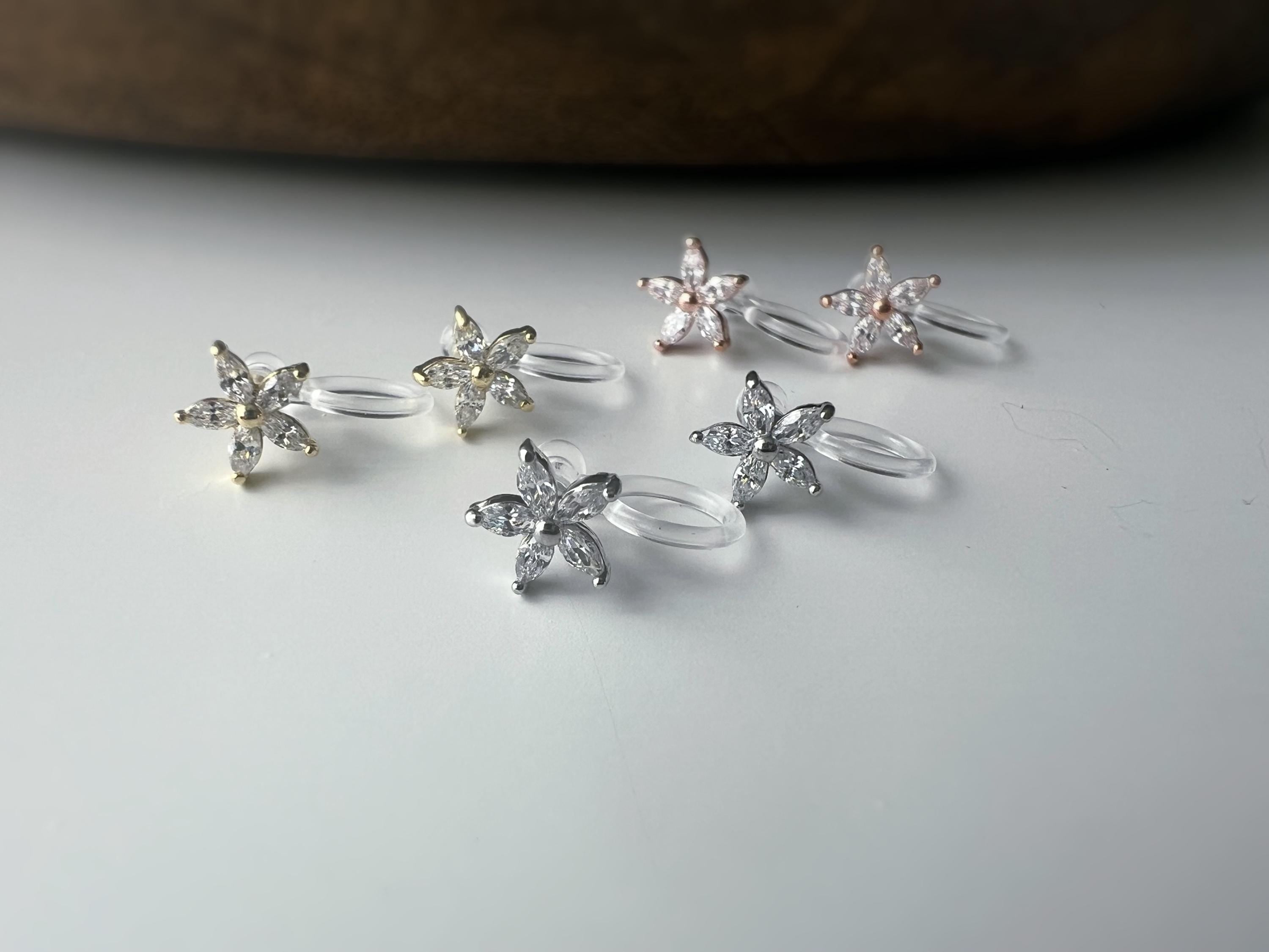 Mini Boucles d'oreilles clip fleur scintillante or/ argent/ or rose. Élégantes, elles ajoutent une touche raffinée à votre look.