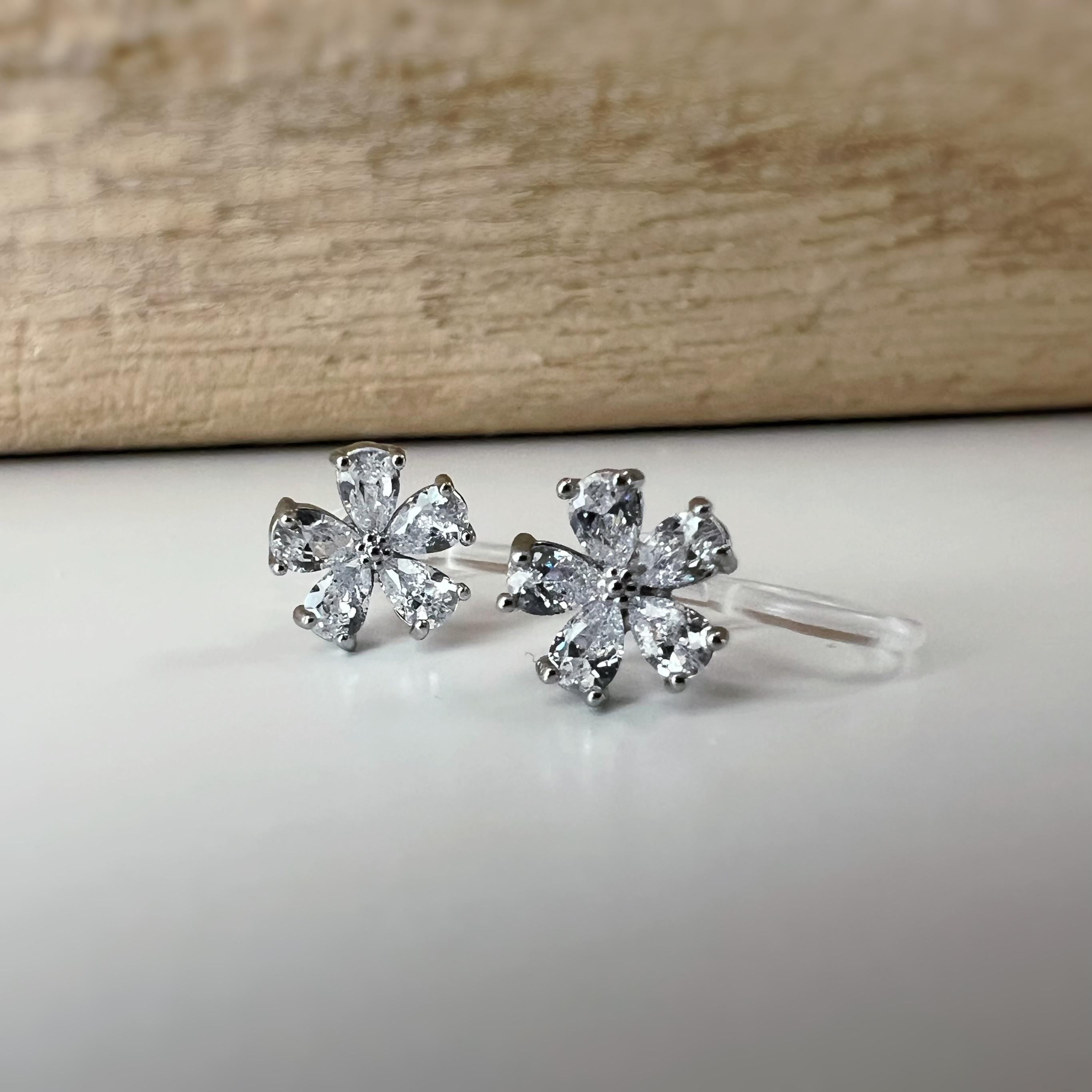 Mini Boucles d'oreilles clip fleur scintillante or/ argent/ or rose. Élégantes, elles ajoutent une touche raffinée à votre look.