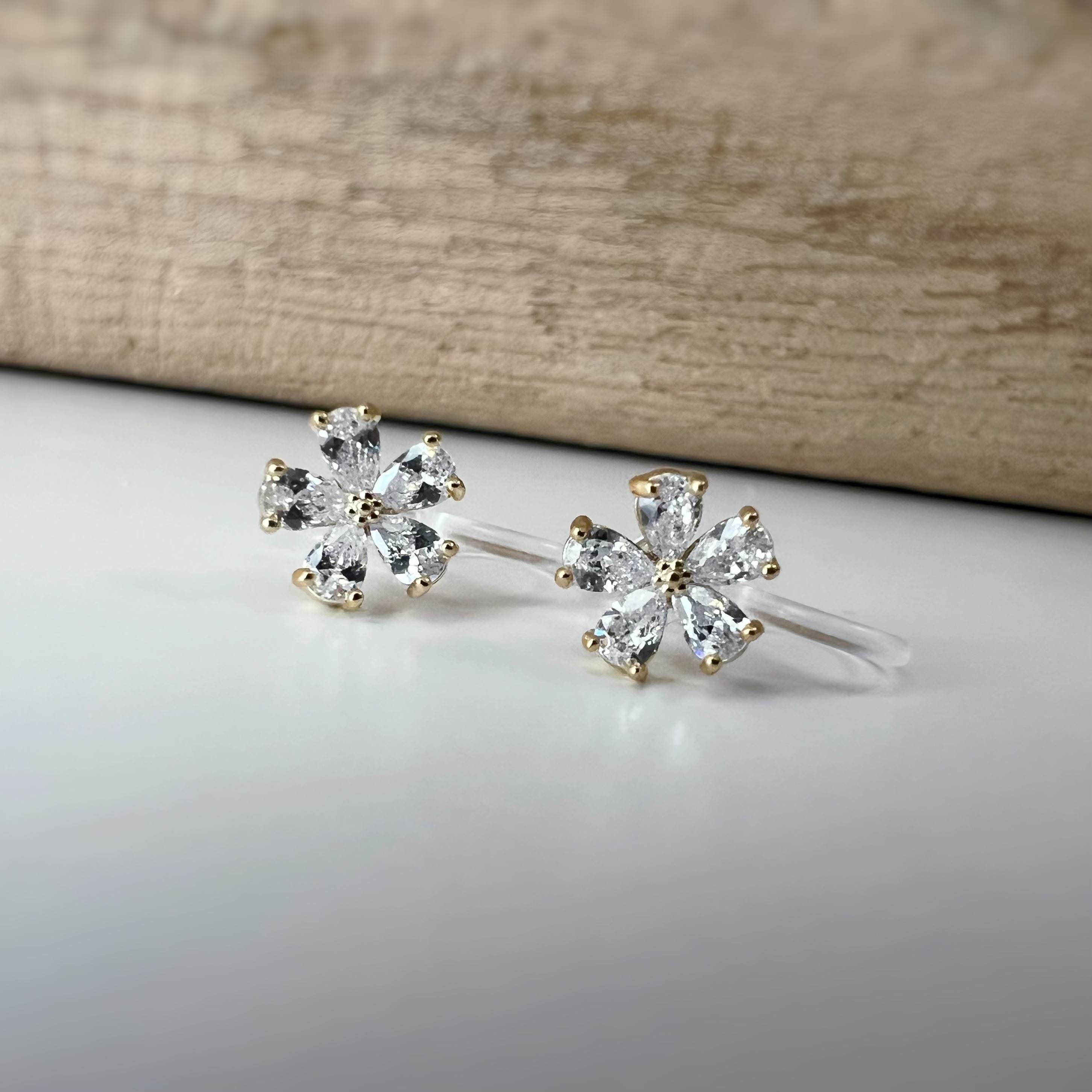 Mini Boucles d'oreilles clip fleur scintillante or/ argent/ or rose. Élégantes, elles ajoutent une touche raffinée à votre look.