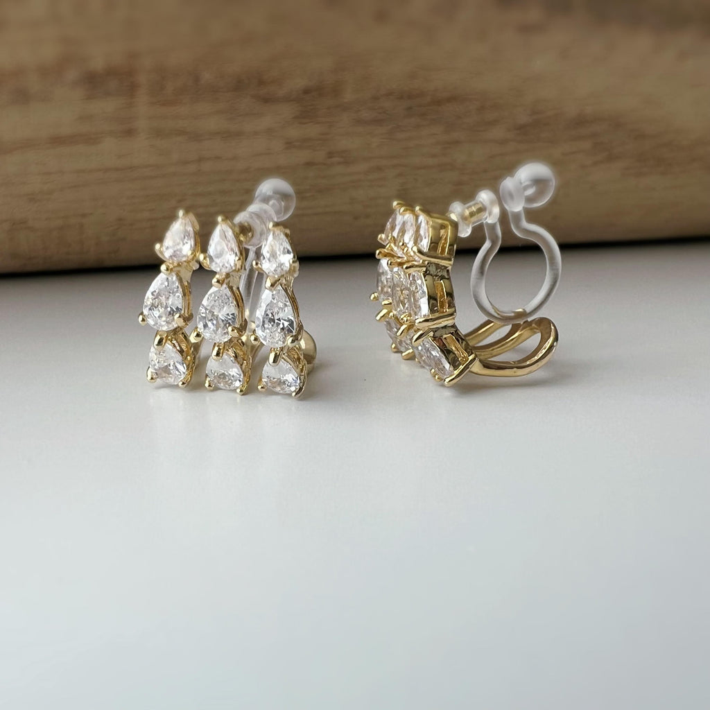 Boucles d'oreilles clips élégantes en zircon en forme de gouttes Or / Argent. Un design raffiné pour une touche de glamour et d'éclat.