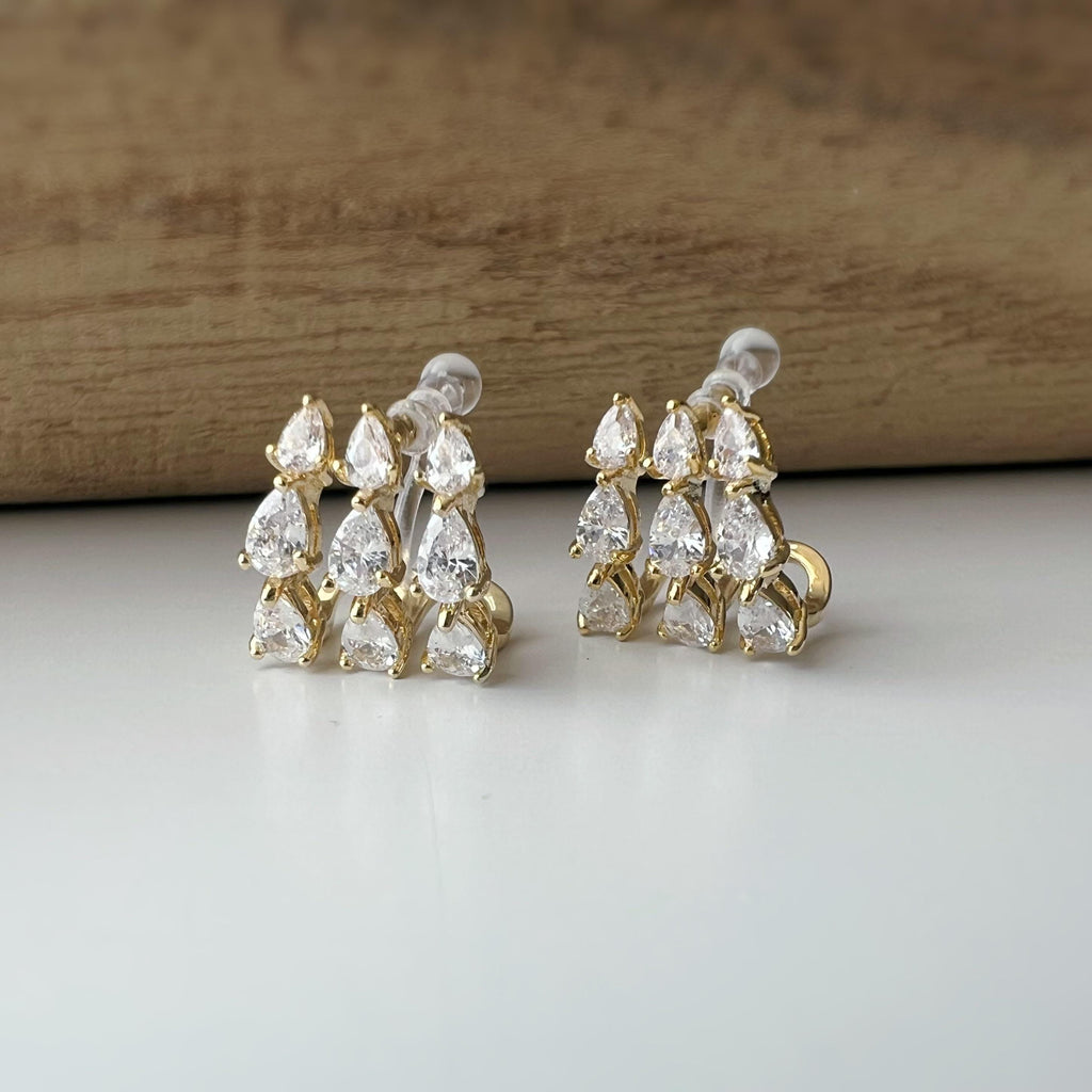 Boucles d'oreilles clips élégantes en zircon en forme de gouttes Or / Argent. Un design raffiné pour une touche de glamour et d'éclat.