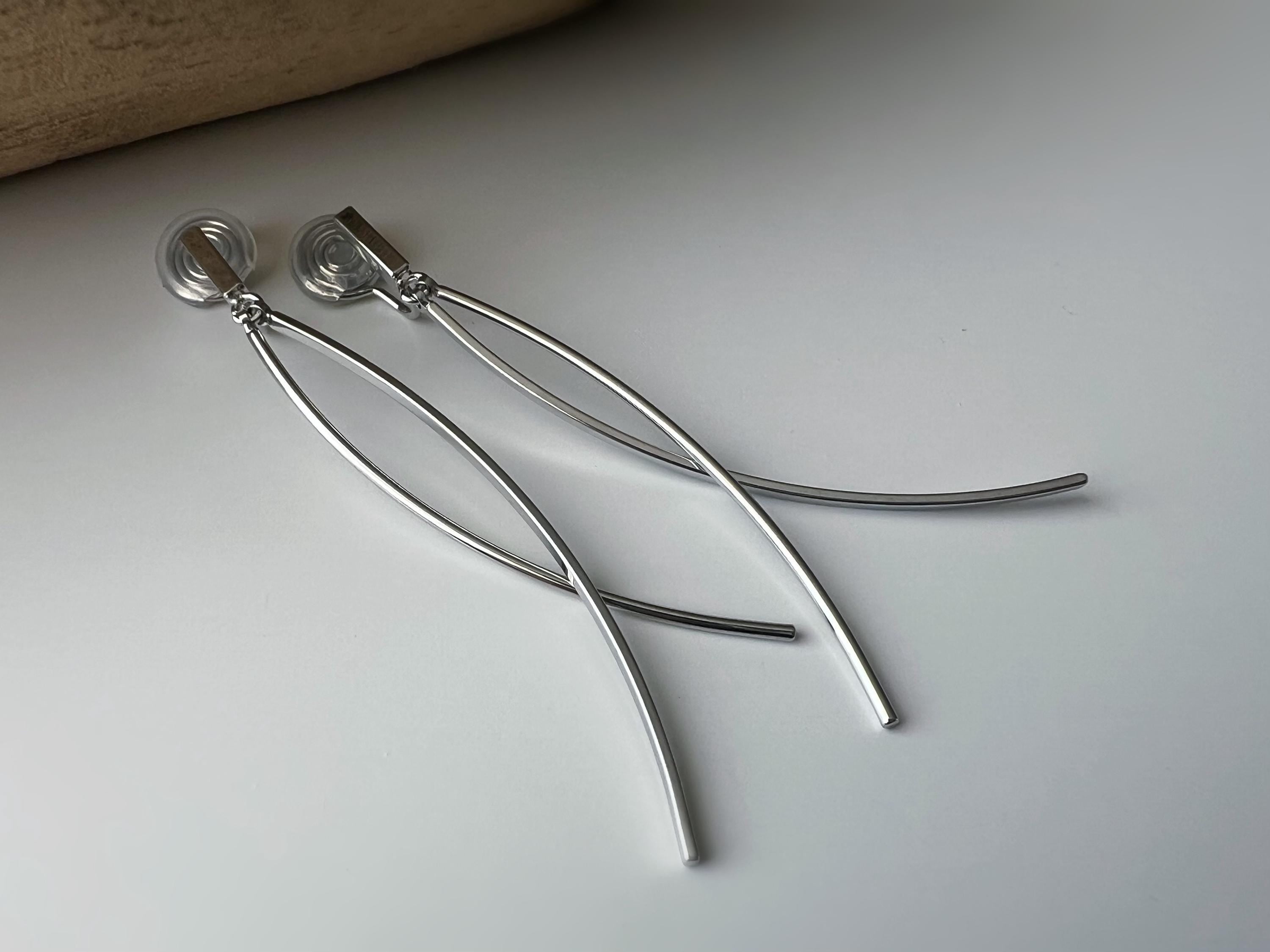 Boucles d'oreilles clips minimalistes longue barre courbée Or/ Argent design épuré et élégant. Parfaites pour un look moderne et sophistiqué